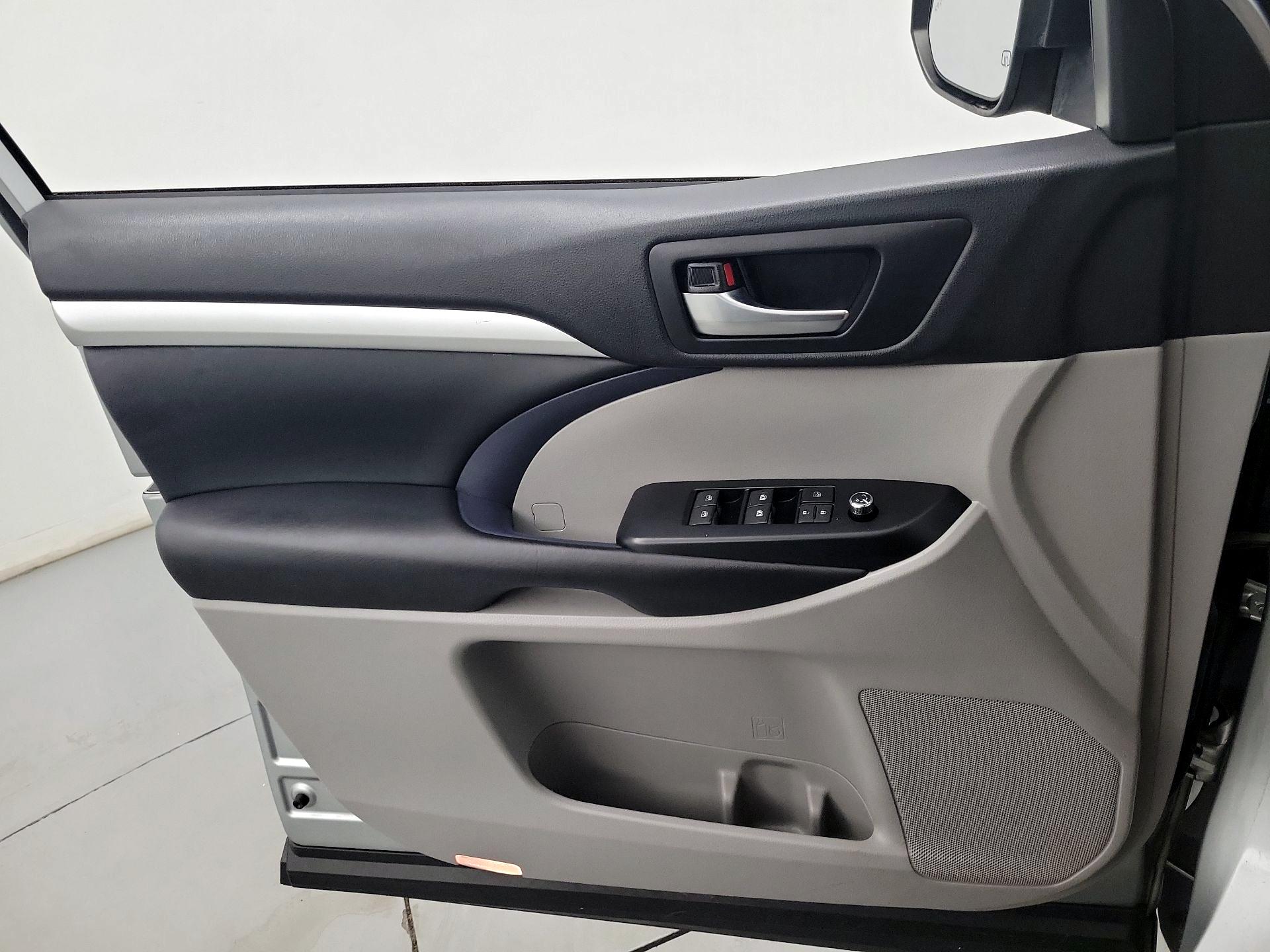 Thumbnail: 2019 Toyota Highlander - 12