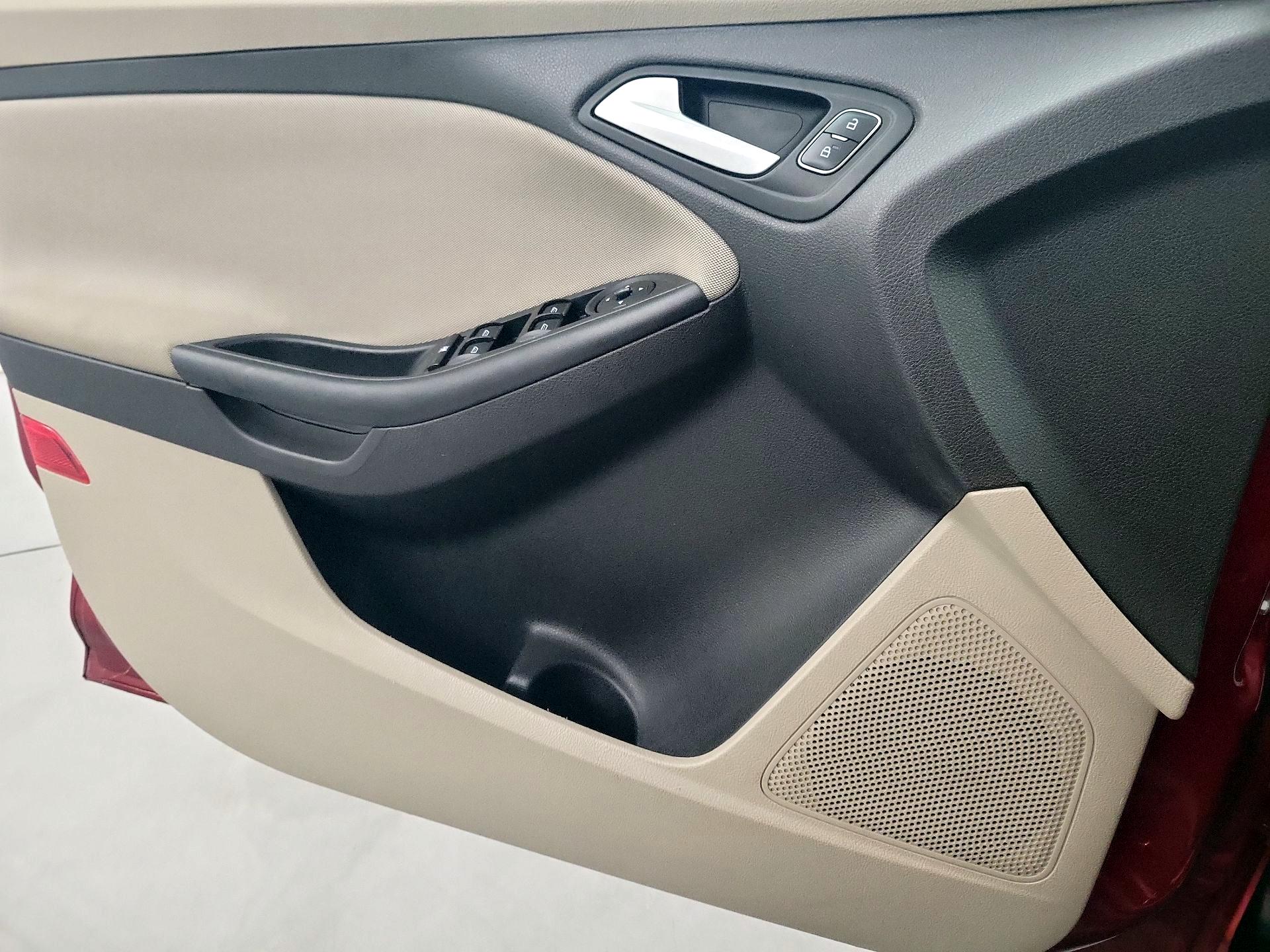 Thumbnail: 2016 Ford Focus - 12