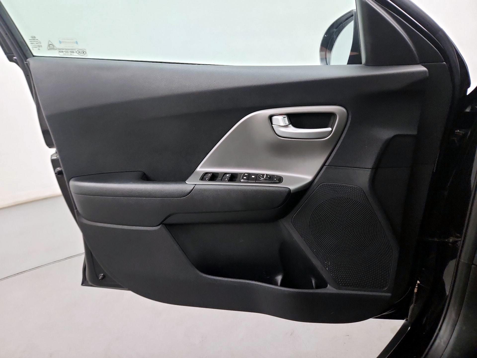 Thumbnail: 2017 Kia Niro - 12