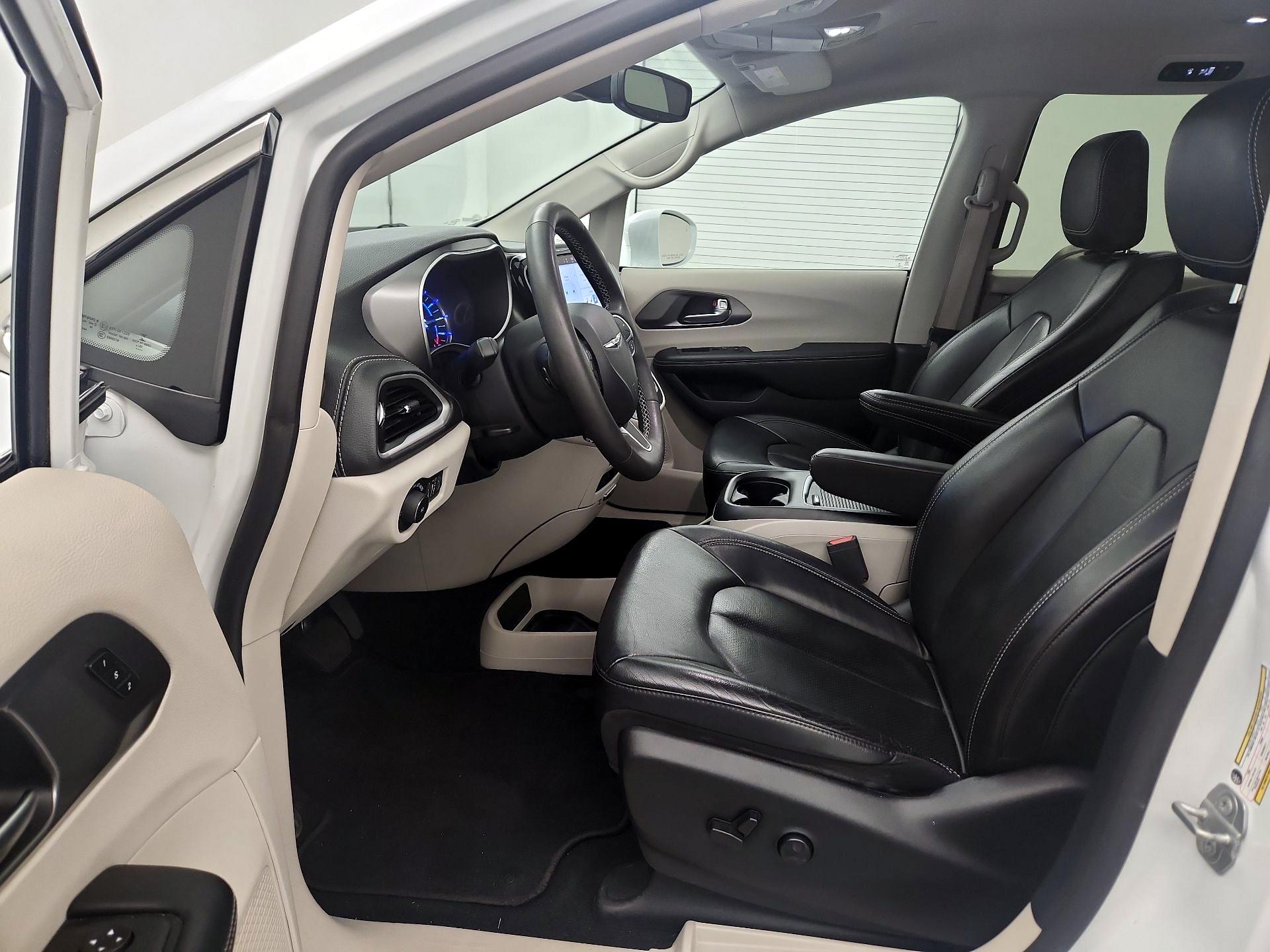 Thumbnail: 2022 Chrysler Pacifica - 11