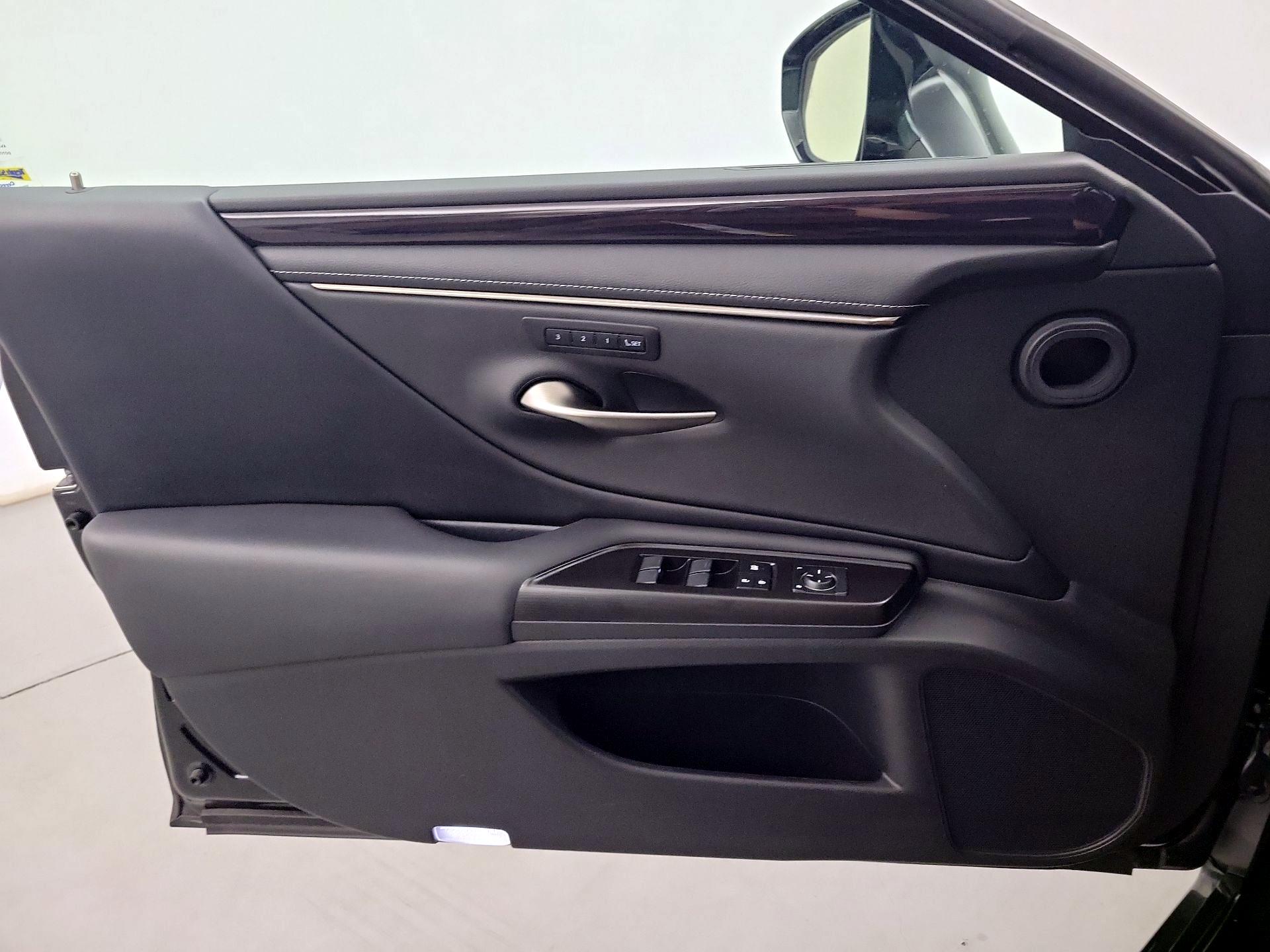 Thumbnail: 2019 Lexus ES - 12
