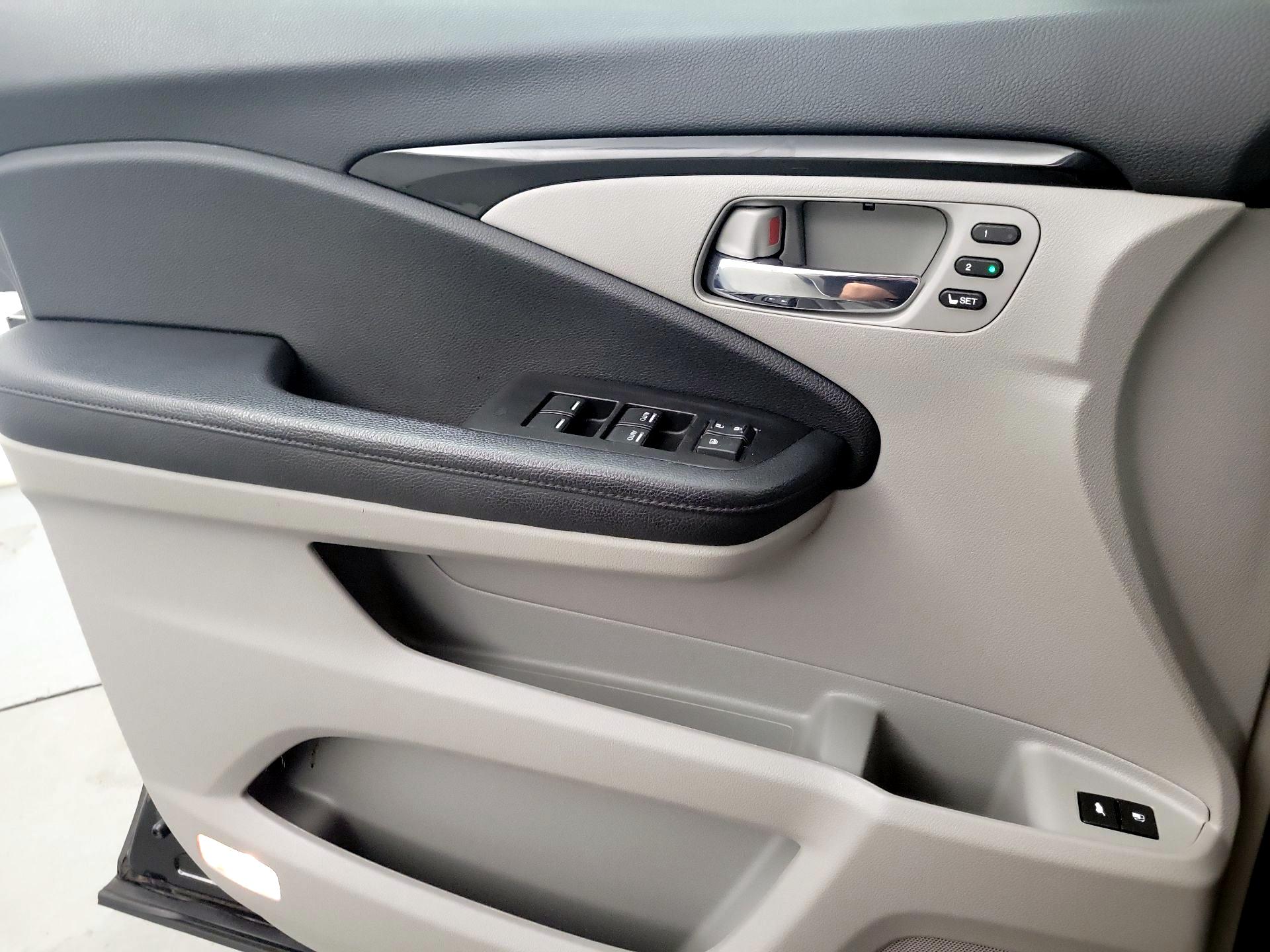 Thumbnail: 2019 Honda Pilot - 12