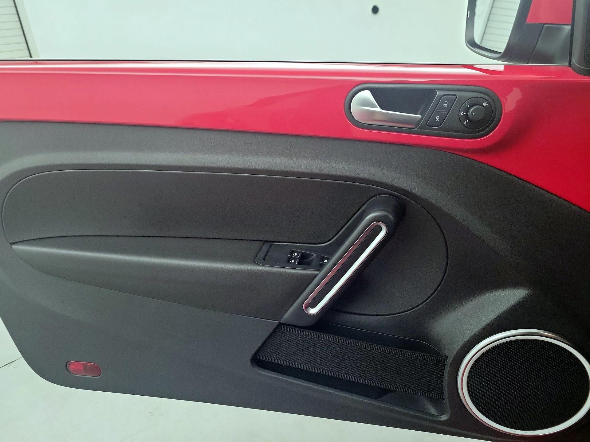 Thumbnail: 2014 Volkswagen Beetle - 12