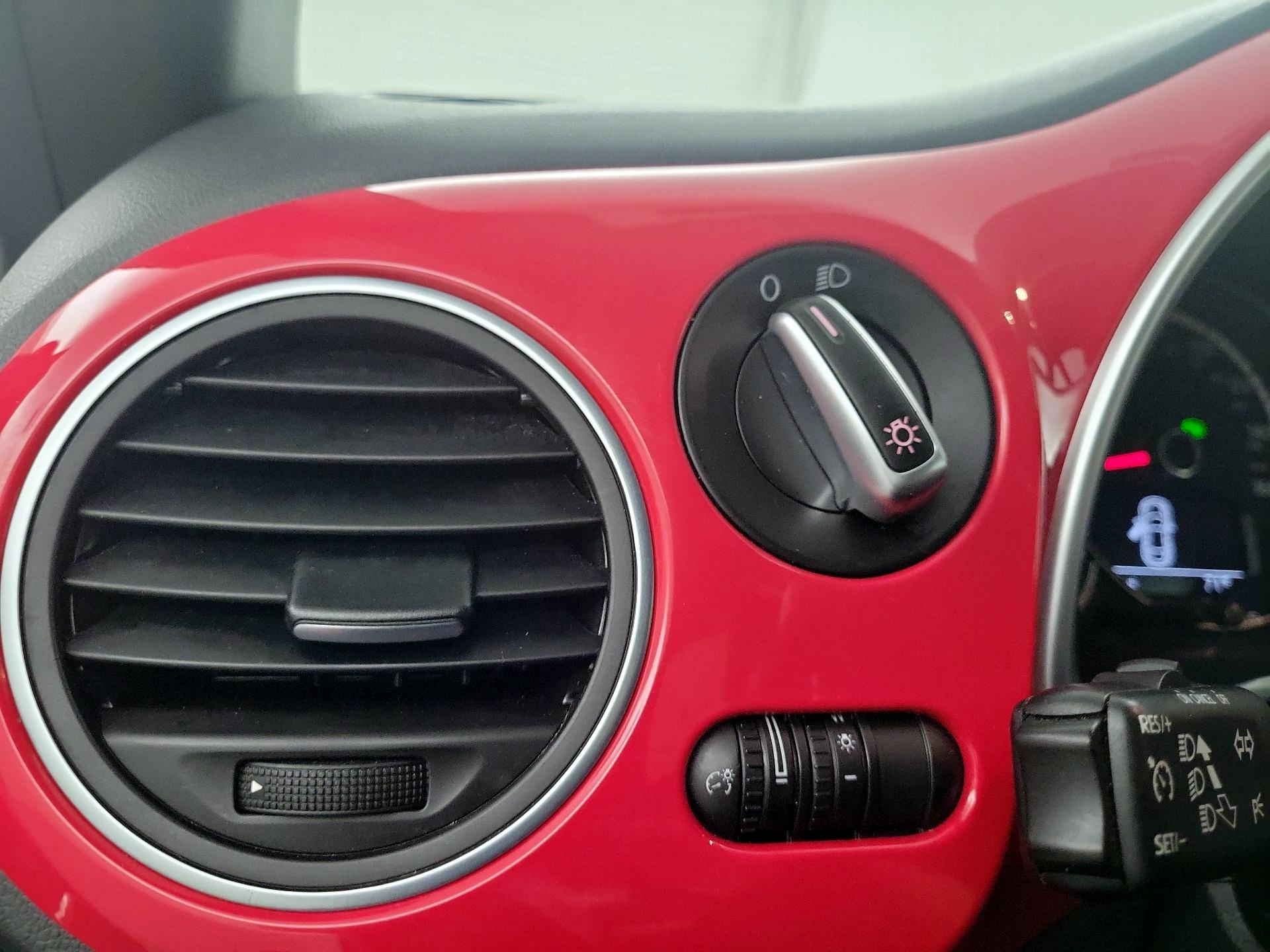 Thumbnail: 2014 Volkswagen Beetle - 13
