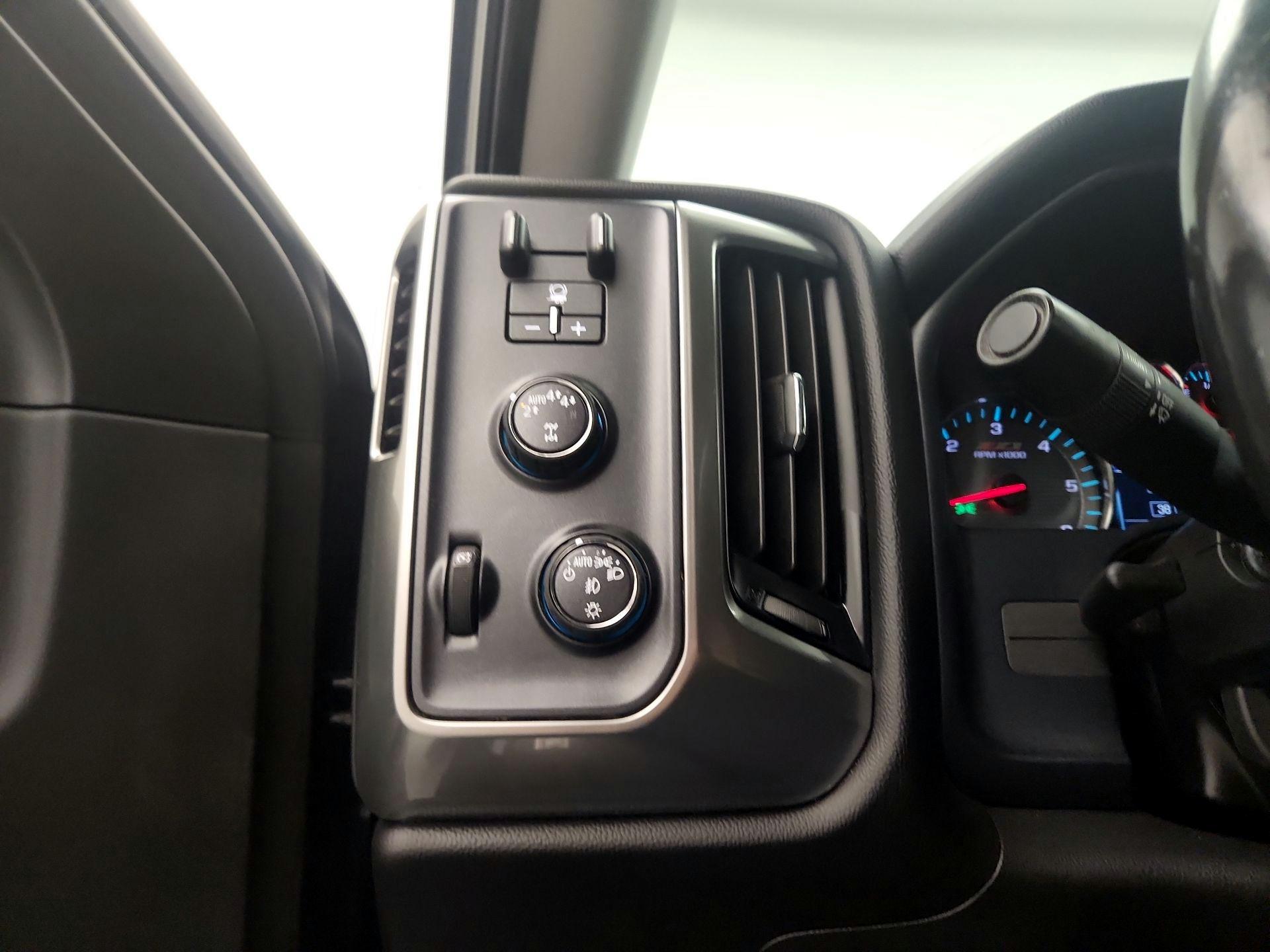 Thumbnail: 2018 Chevrolet Silverado 1500 - 12