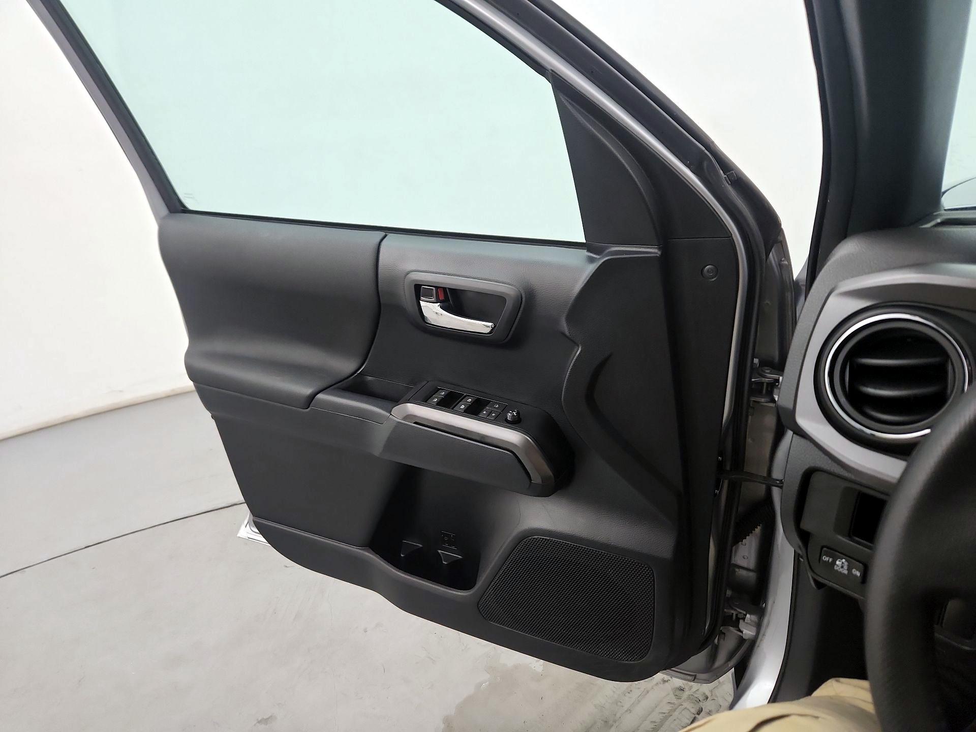 Thumbnail: 2019 Toyota Tacoma - 12