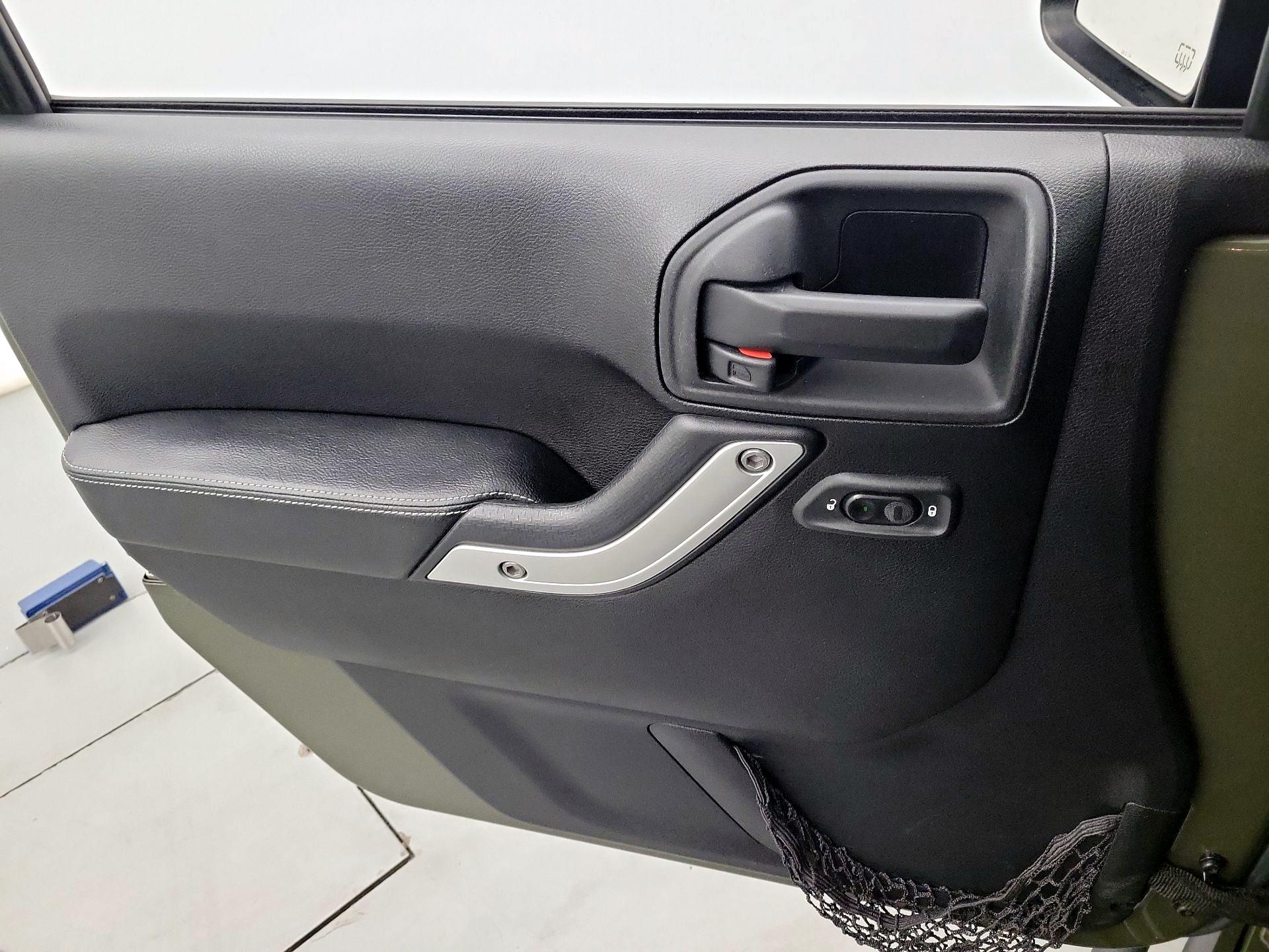 Thumbnail: 2015 Jeep Wrangler - 12