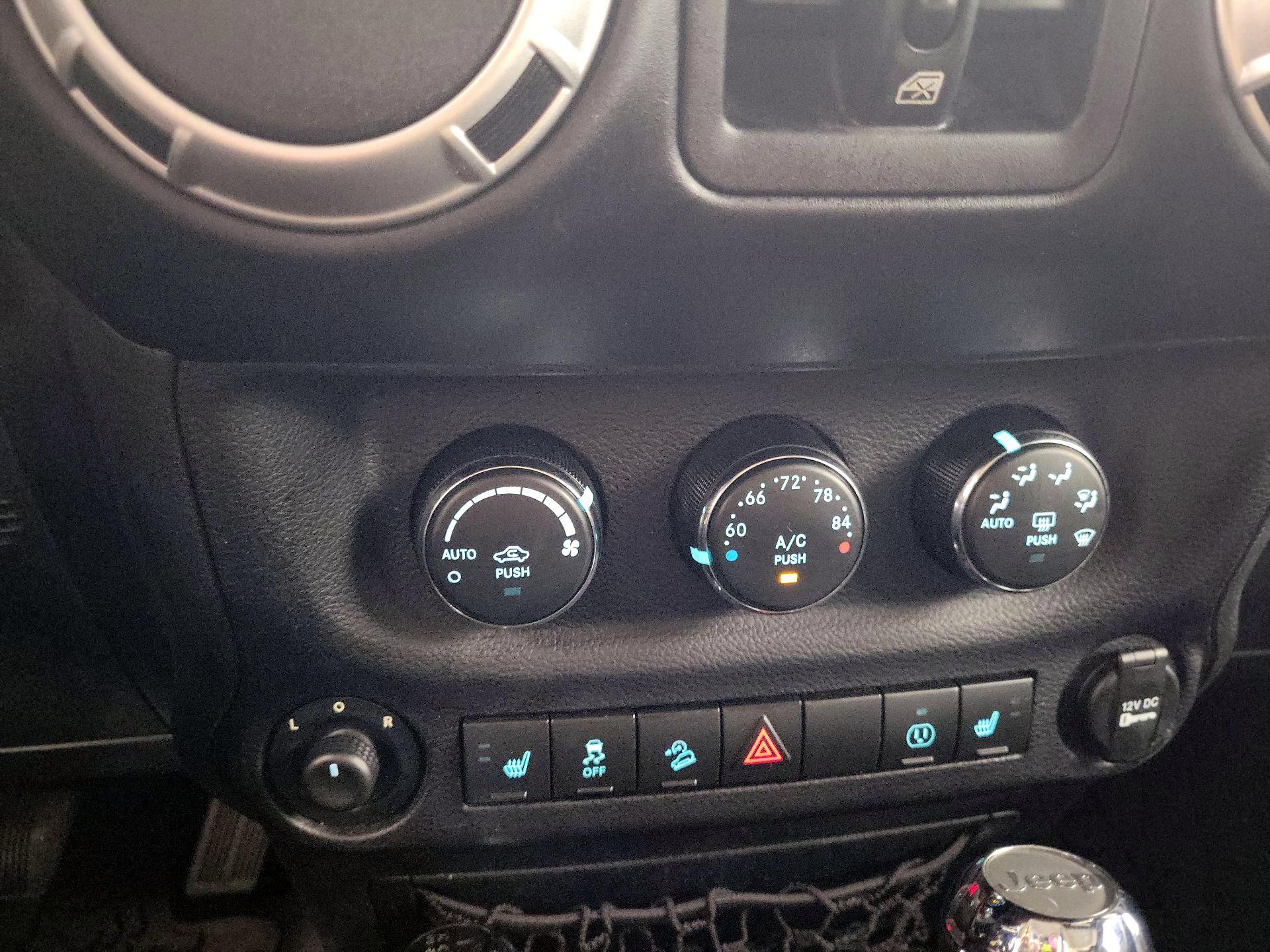 Thumbnail: 2015 Jeep Wrangler - 15