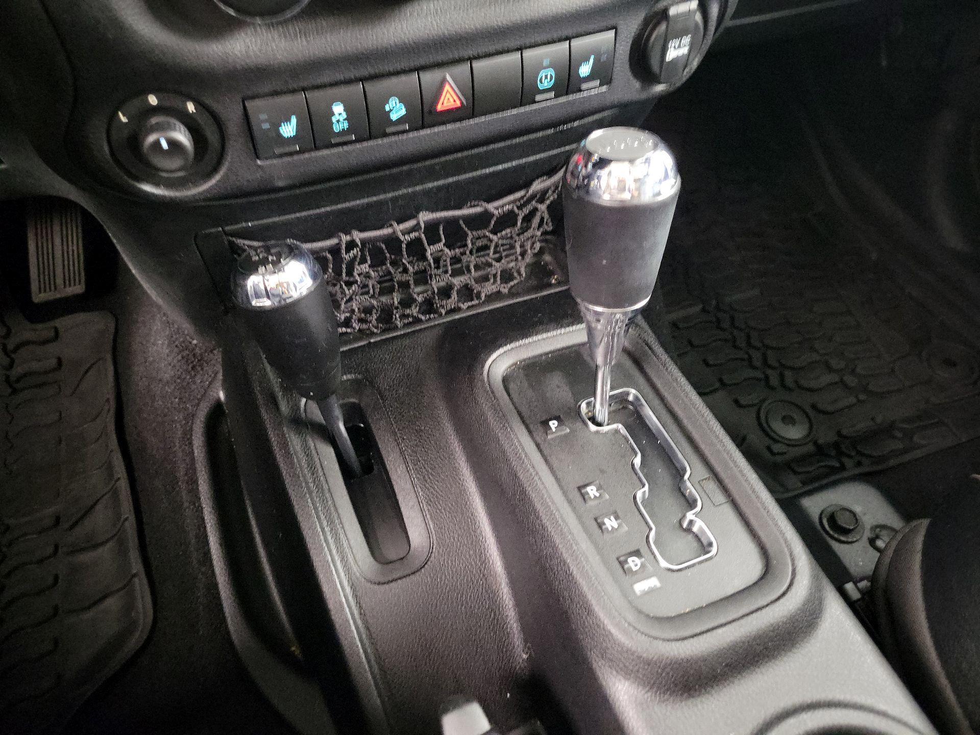 Thumbnail: 2015 Jeep Wrangler - 16