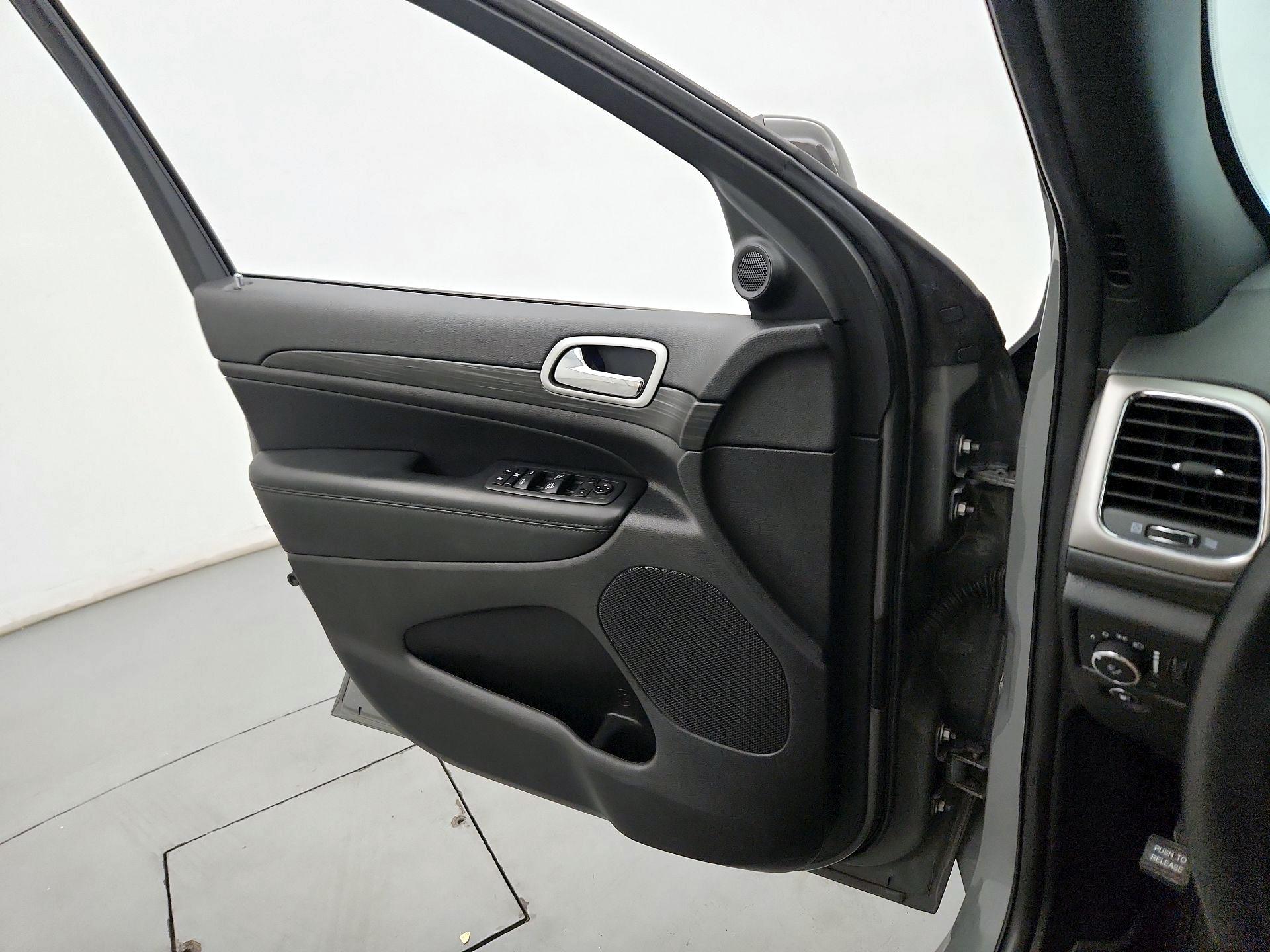 Thumbnail: 2022 Jeep Grand Cherokee - 12