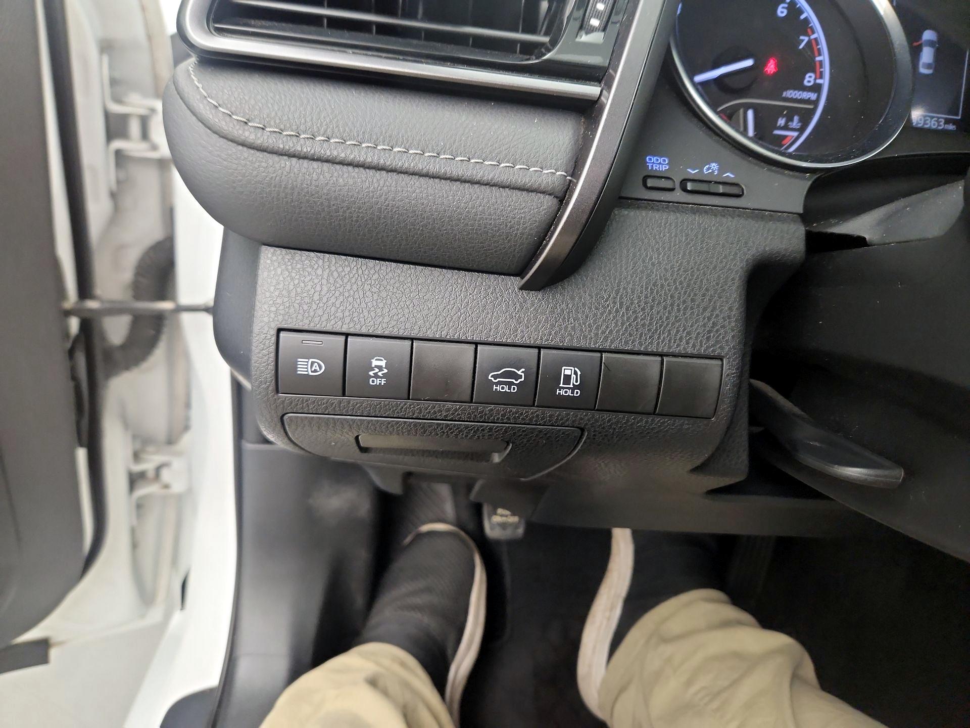 Thumbnail: 2019 Toyota Camry - 13