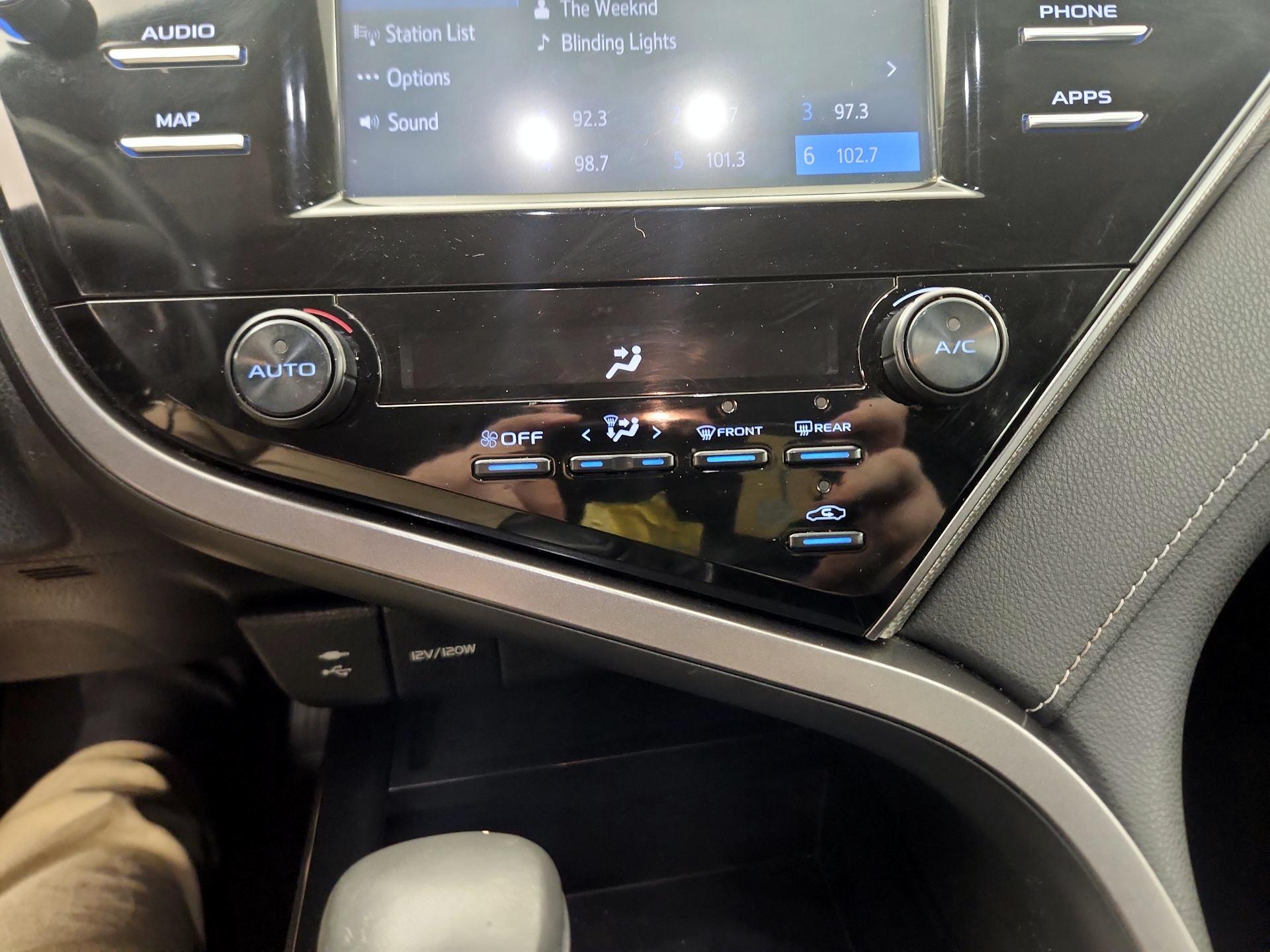 Thumbnail: 2019 Toyota Camry - 16