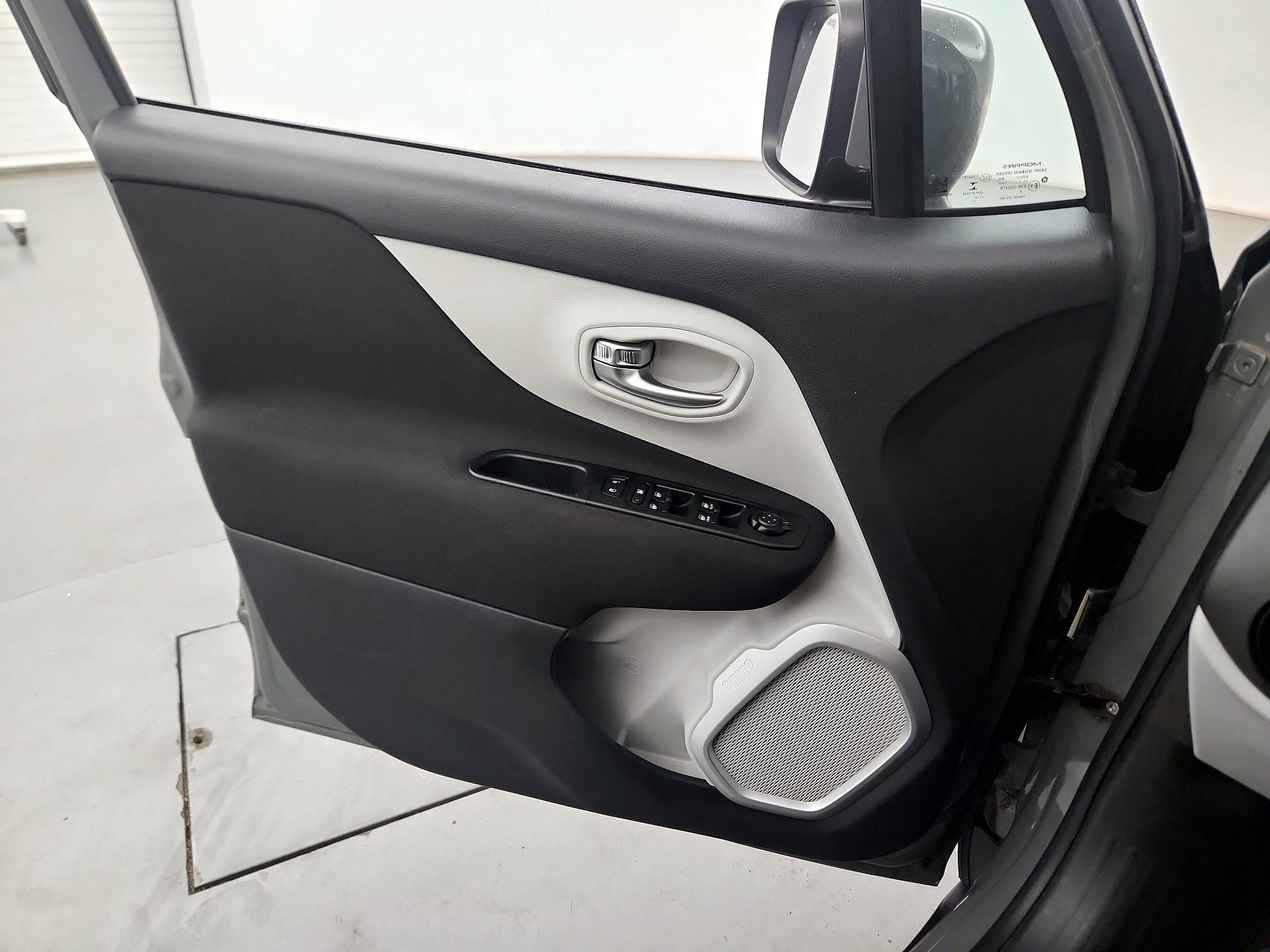 Thumbnail: 2021 Jeep Renegade - 12