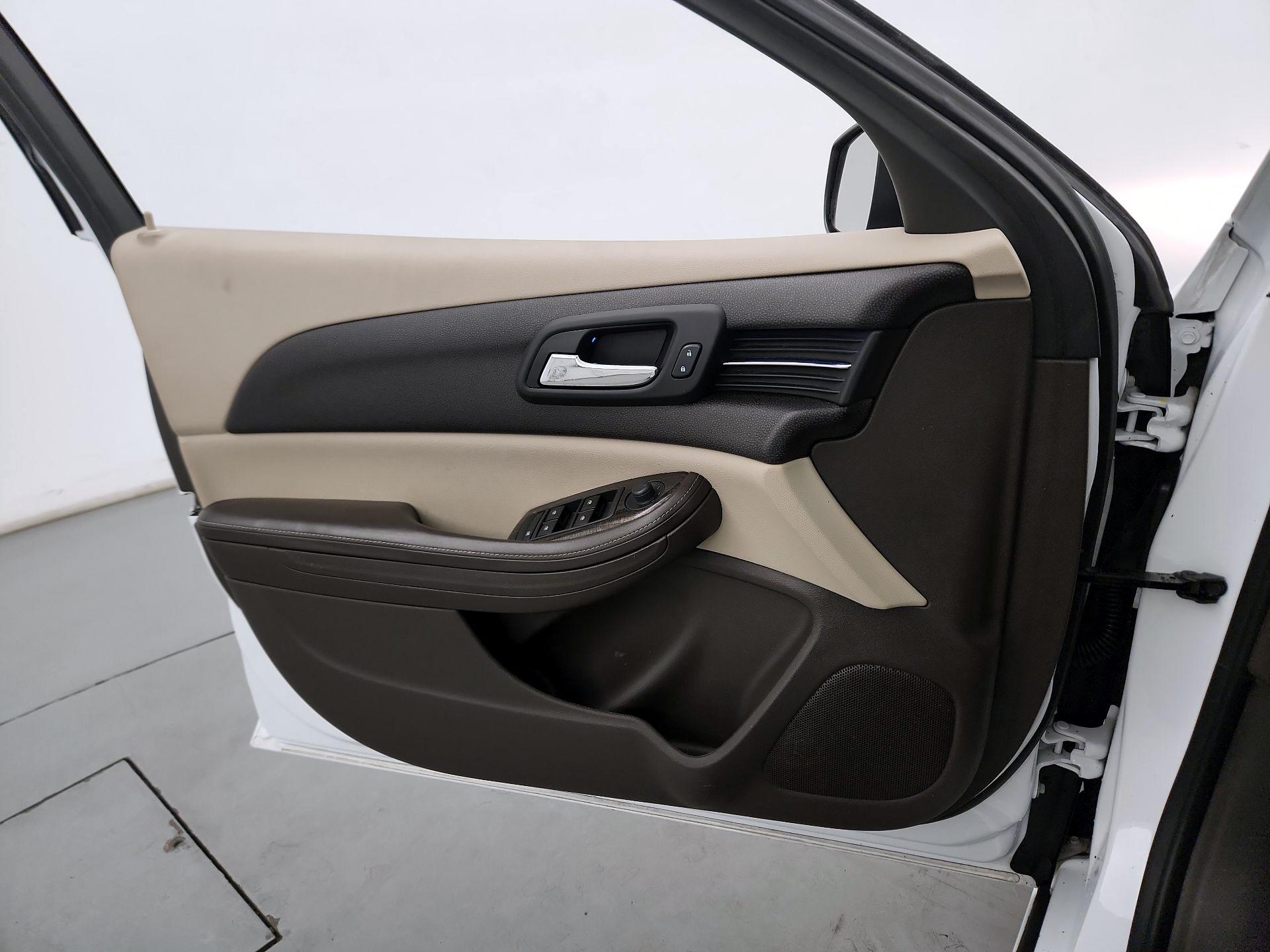 Thumbnail: 2016 Chevrolet Malibu - 10