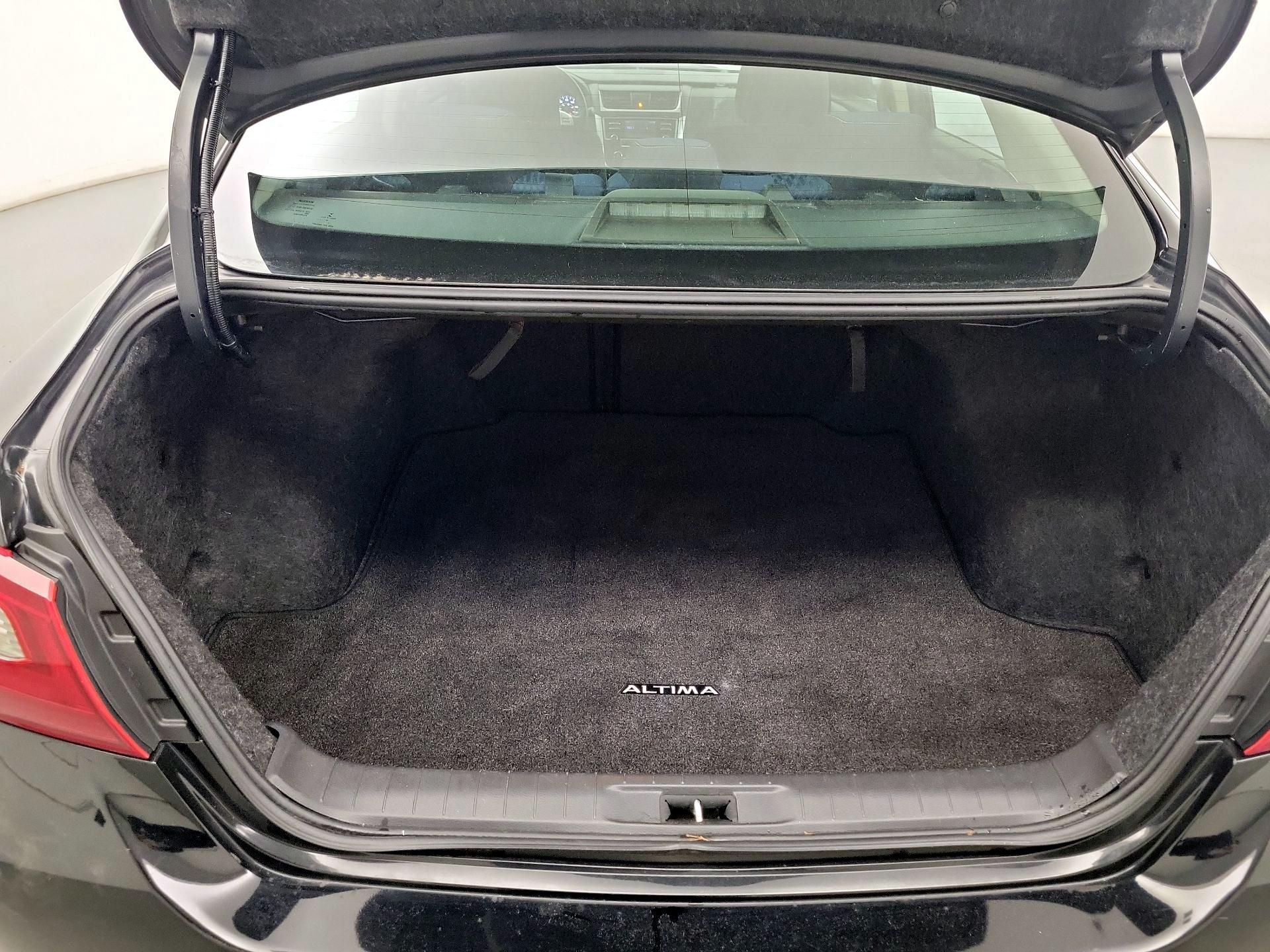 Thumbnail: 2018 Nissan Altima - 18