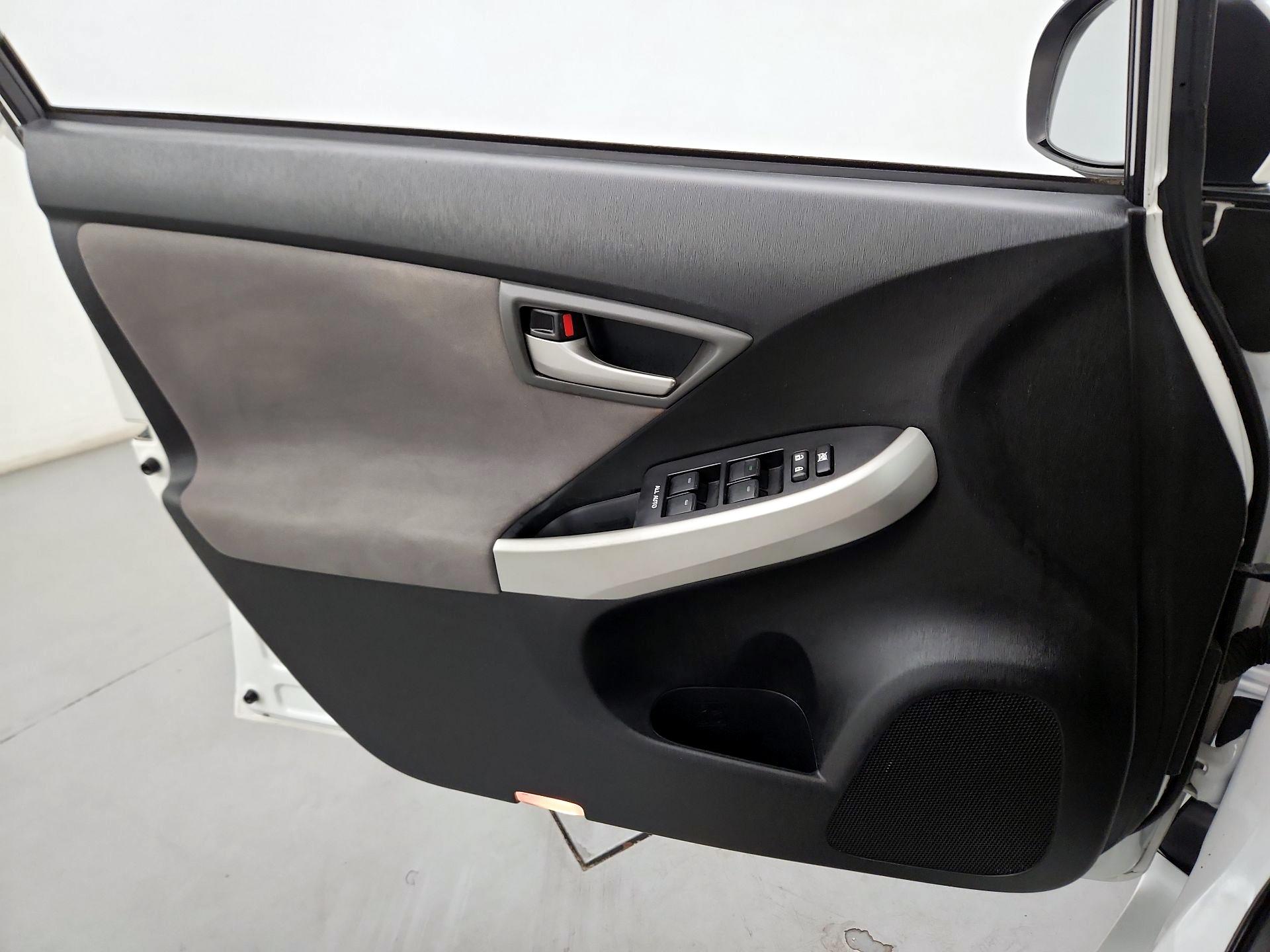 Thumbnail: 2014 Toyota Prius - 10