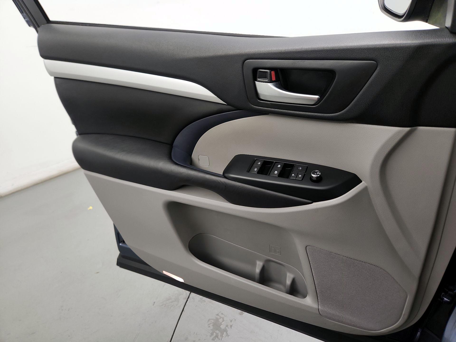 Thumbnail: 2017 Toyota Highlander - 10