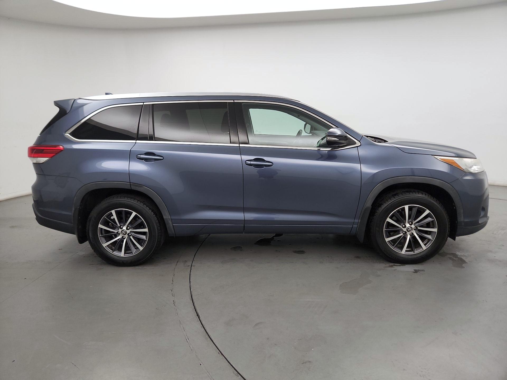 Thumbnail: 2017 Toyota Highlander - 4