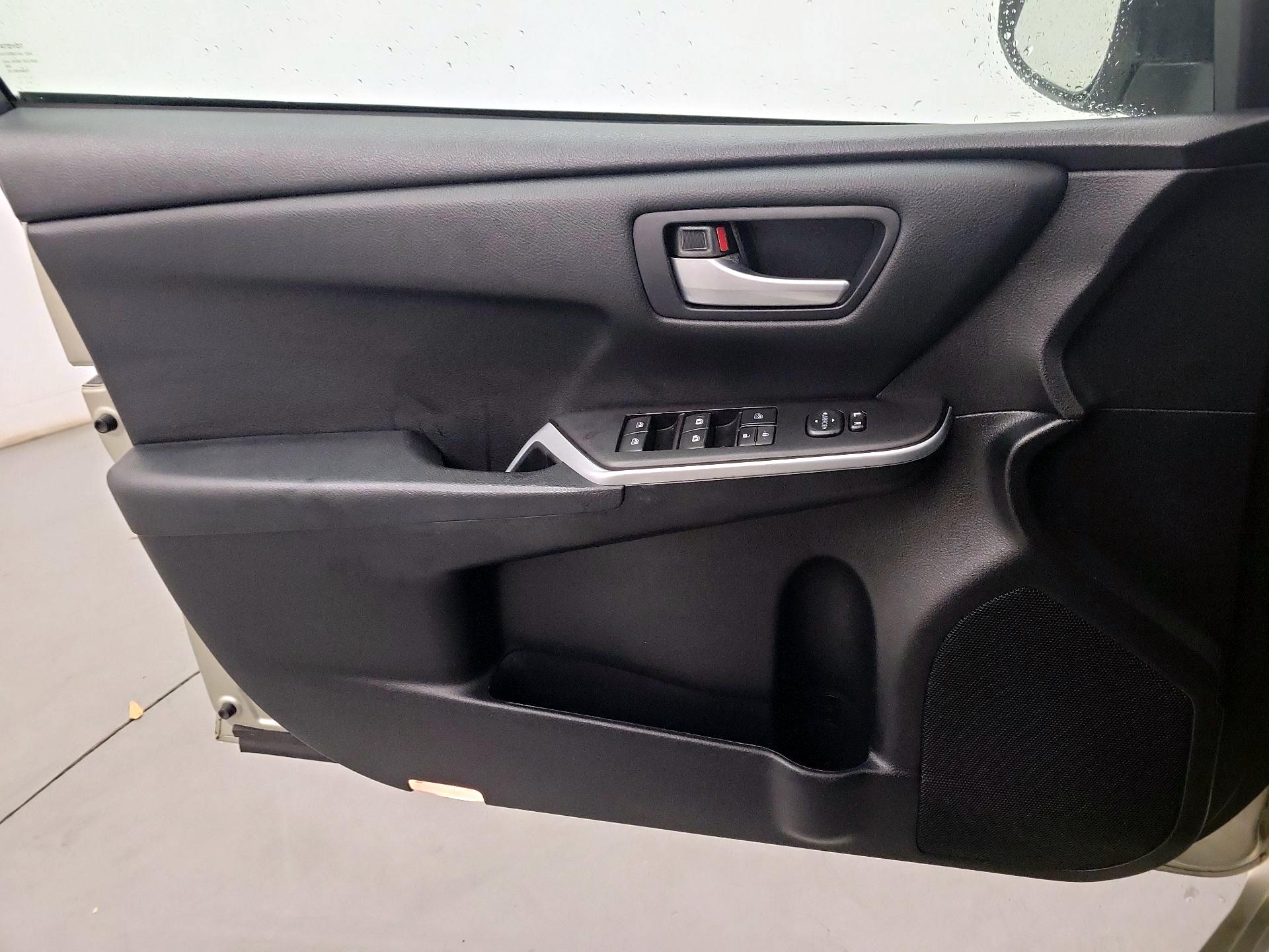 Thumbnail: 2015 Toyota Camry - 10