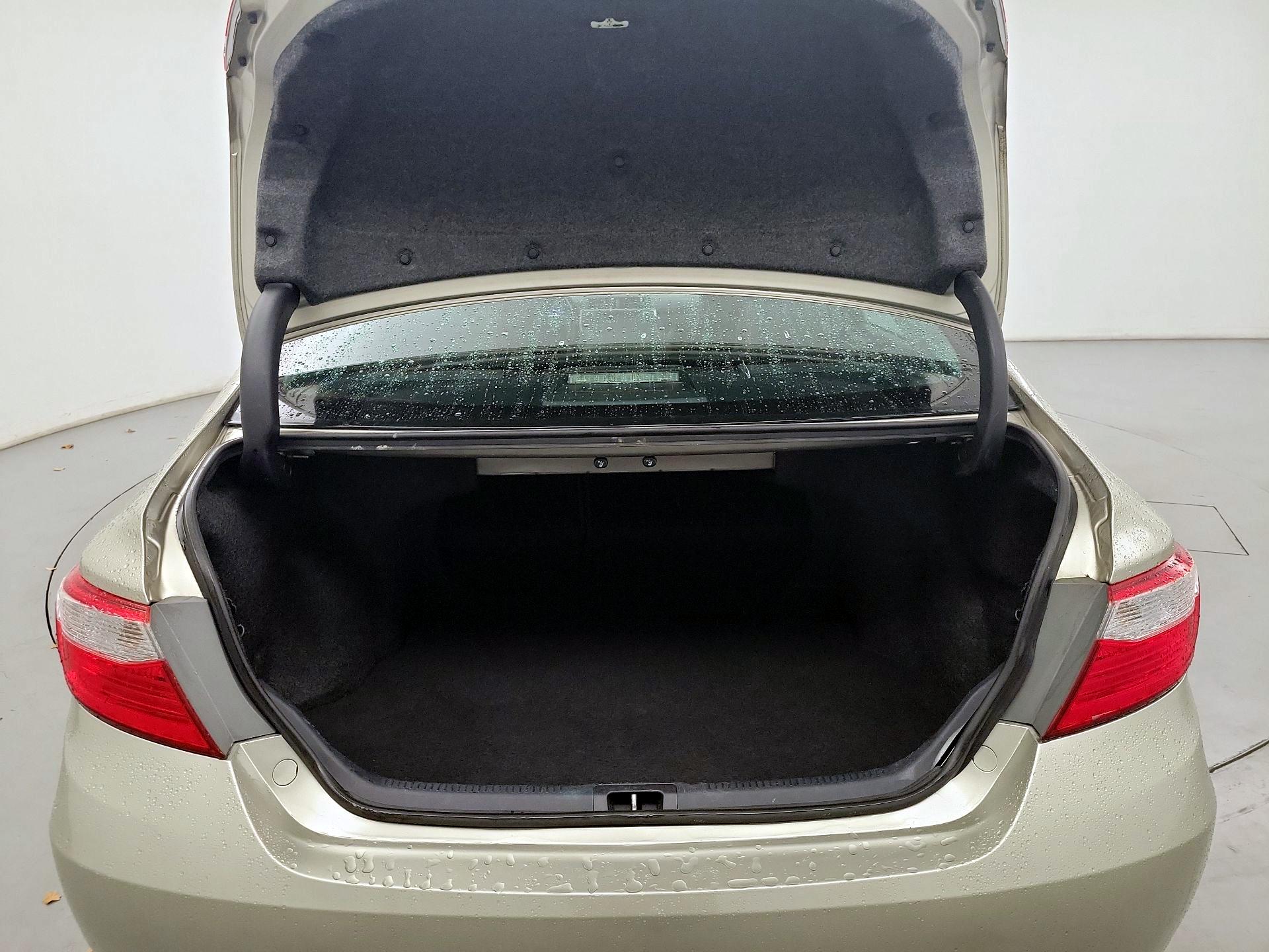 Thumbnail: 2015 Toyota Camry - 18