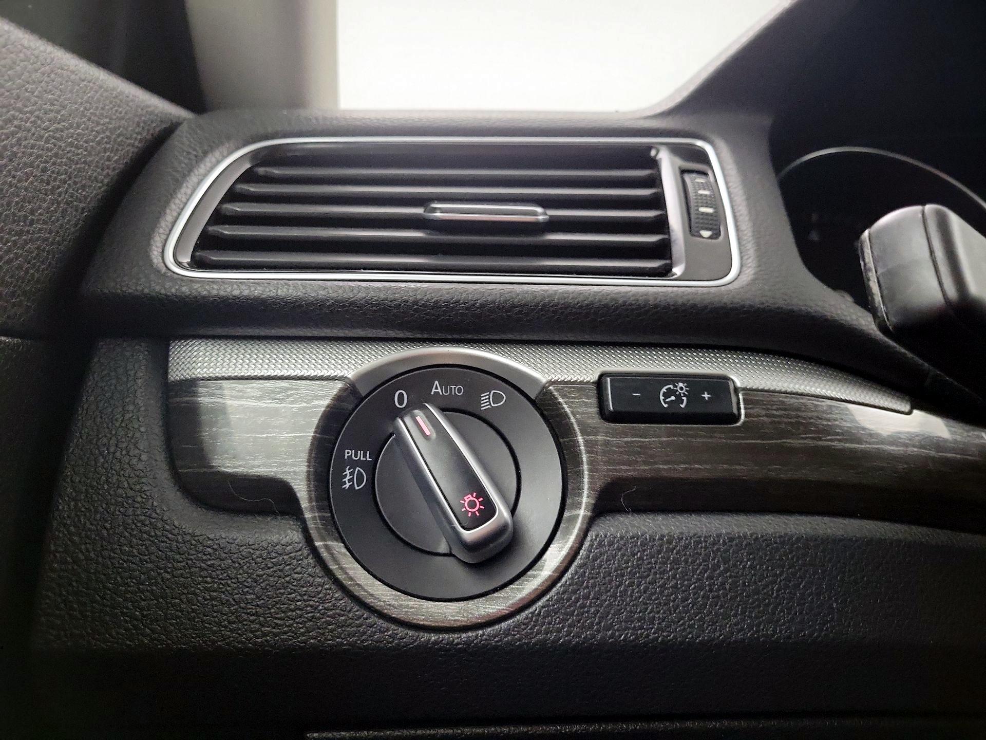 Thumbnail: 2016 Volkswagen Passat - 11