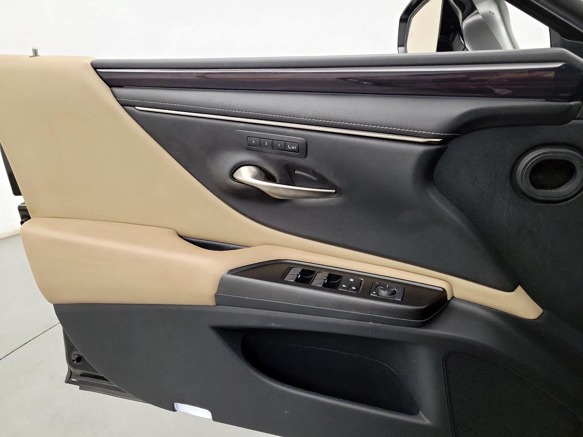 Thumbnail: 2019 Lexus ES - 10