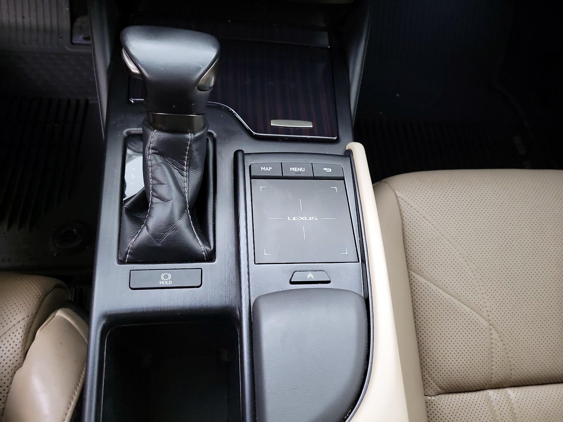 Thumbnail: 2019 Lexus ES - 16