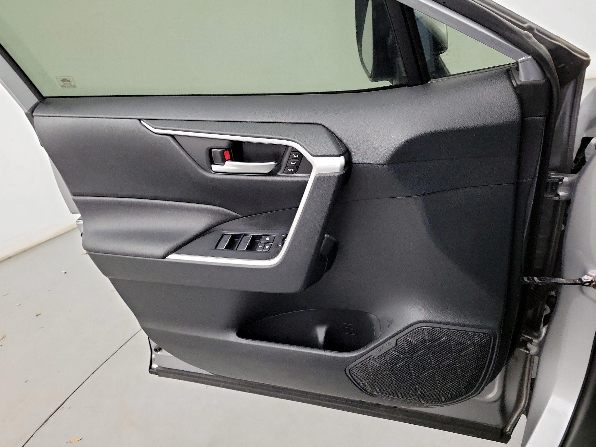 Thumbnail: 2020 Toyota RAV4 - 10