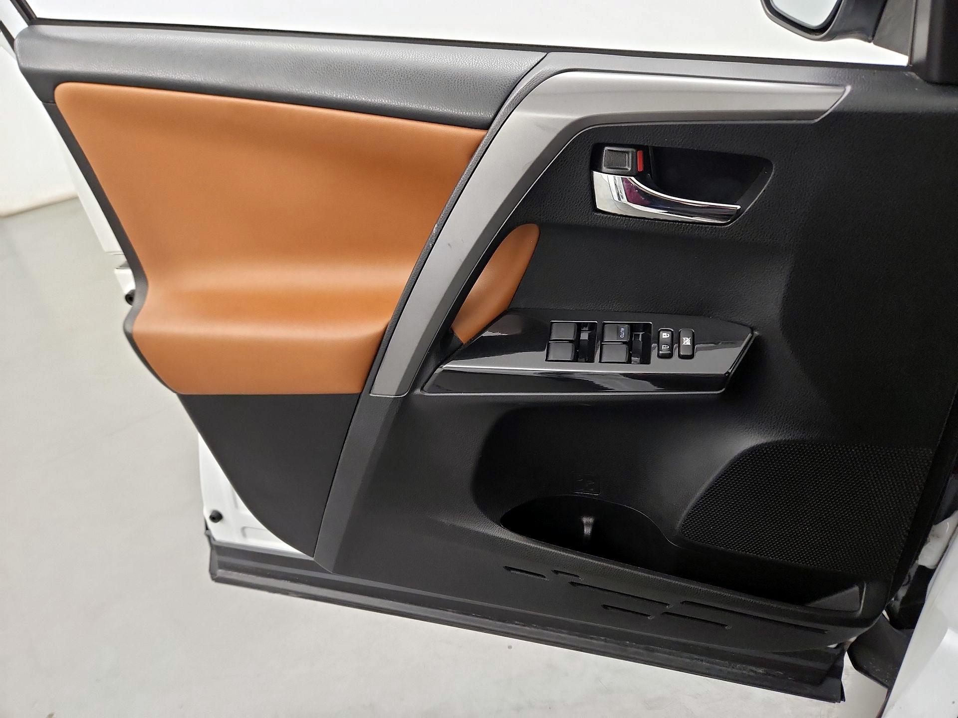 Thumbnail: 2016 Toyota RAV4 - 10