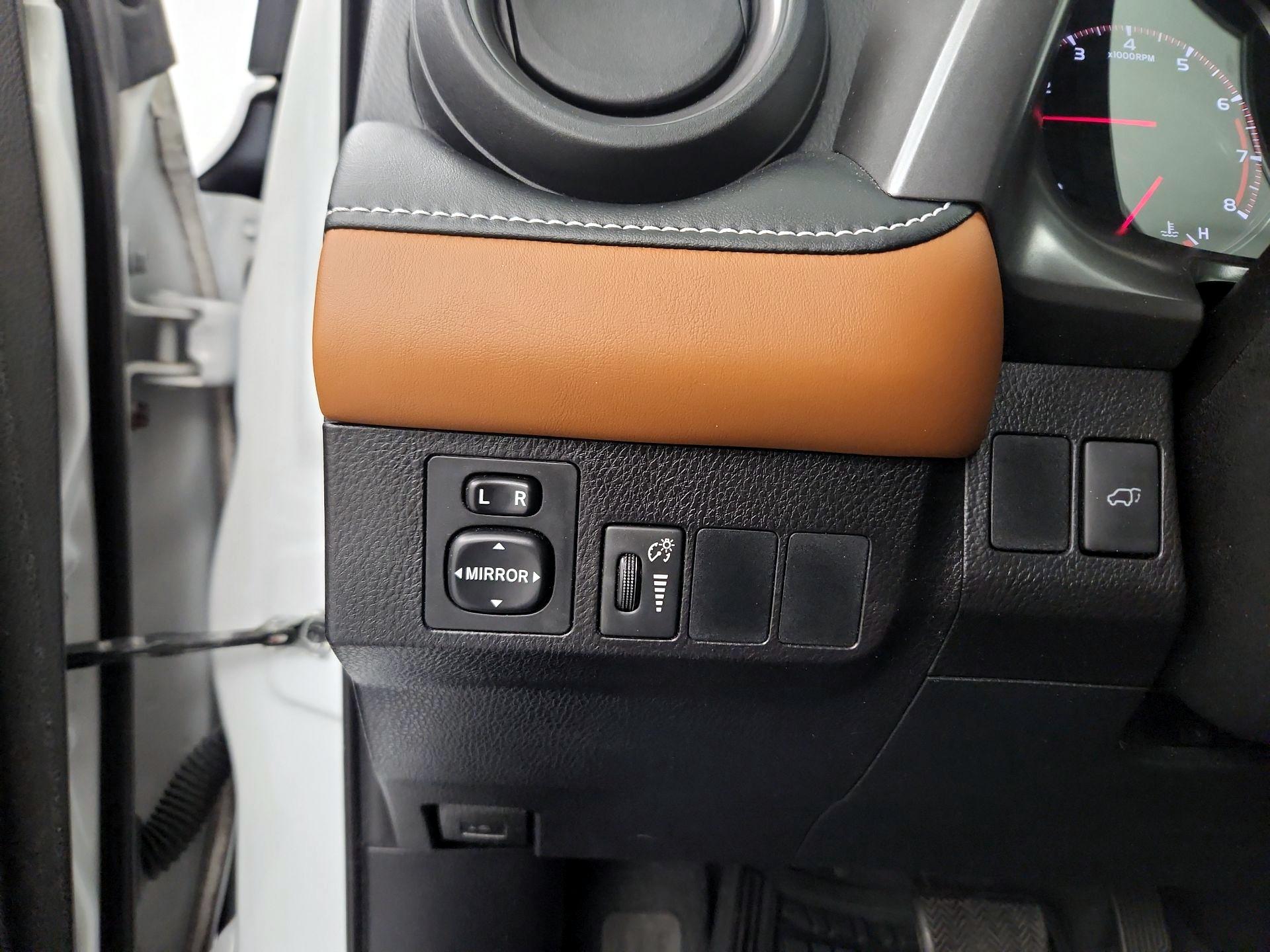 Thumbnail: 2016 Toyota RAV4 - 11