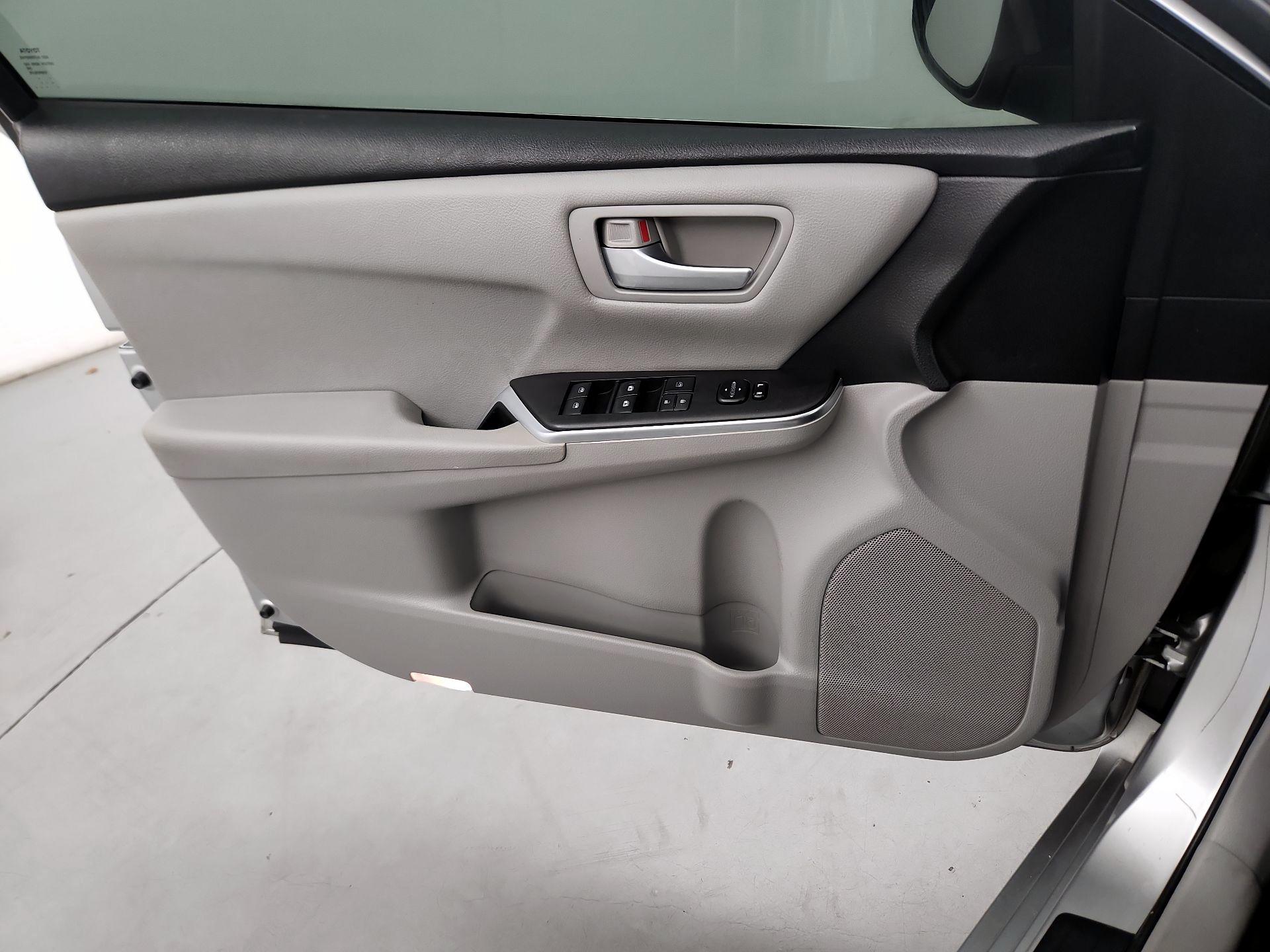 Thumbnail: 2016 Toyota Camry - 10