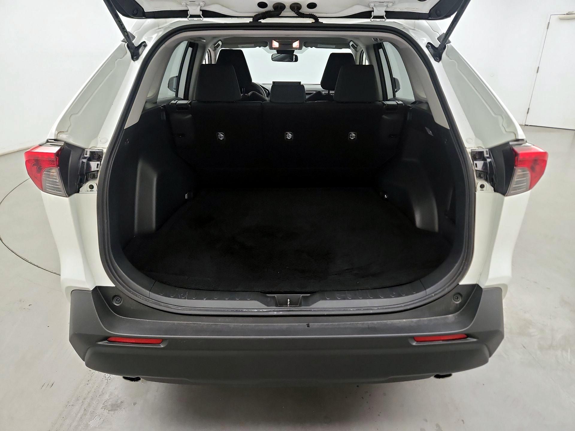 Thumbnail: 2019 Toyota RAV4 - 17