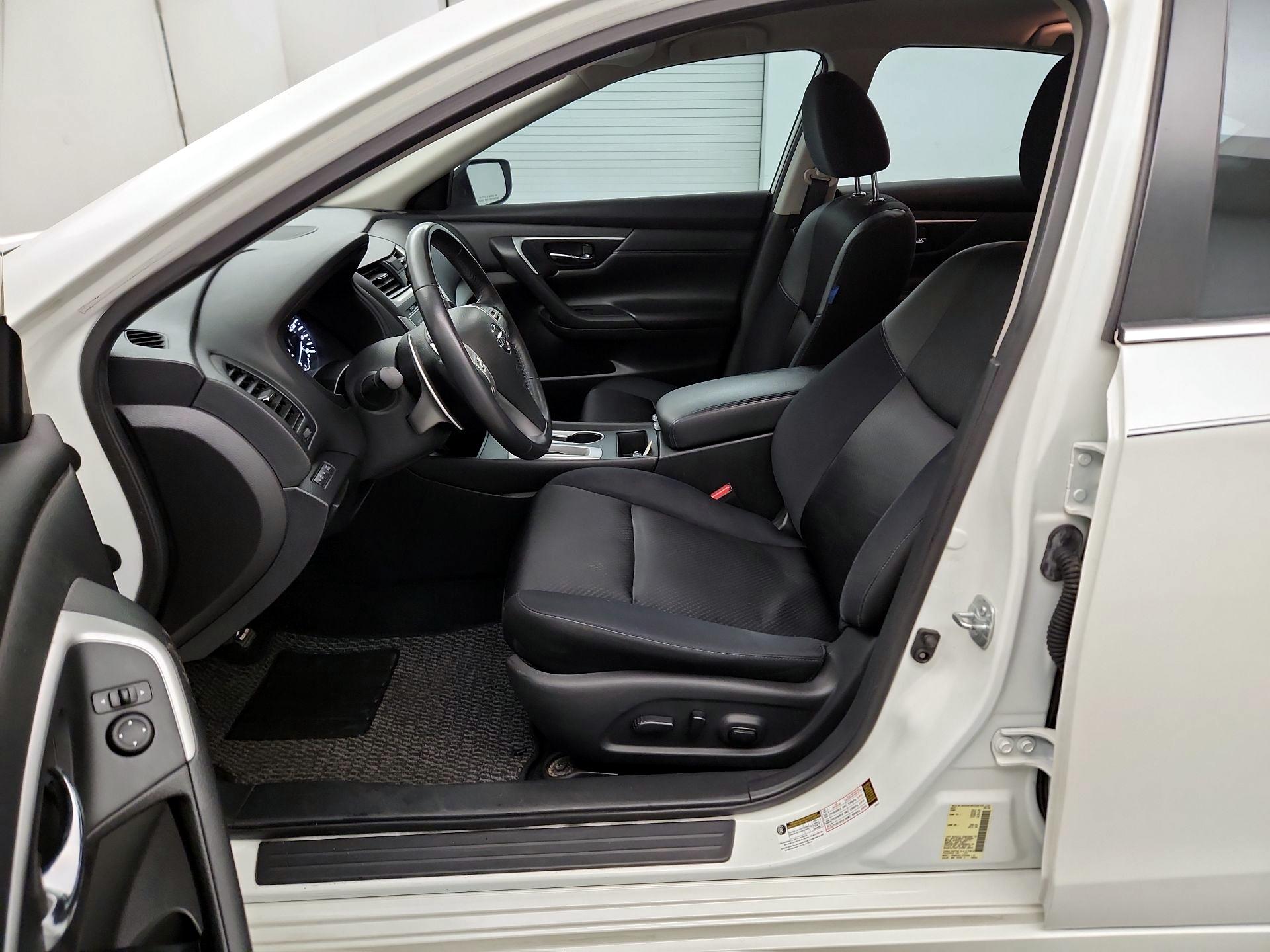 Thumbnail: 2017 Nissan Altima - 9