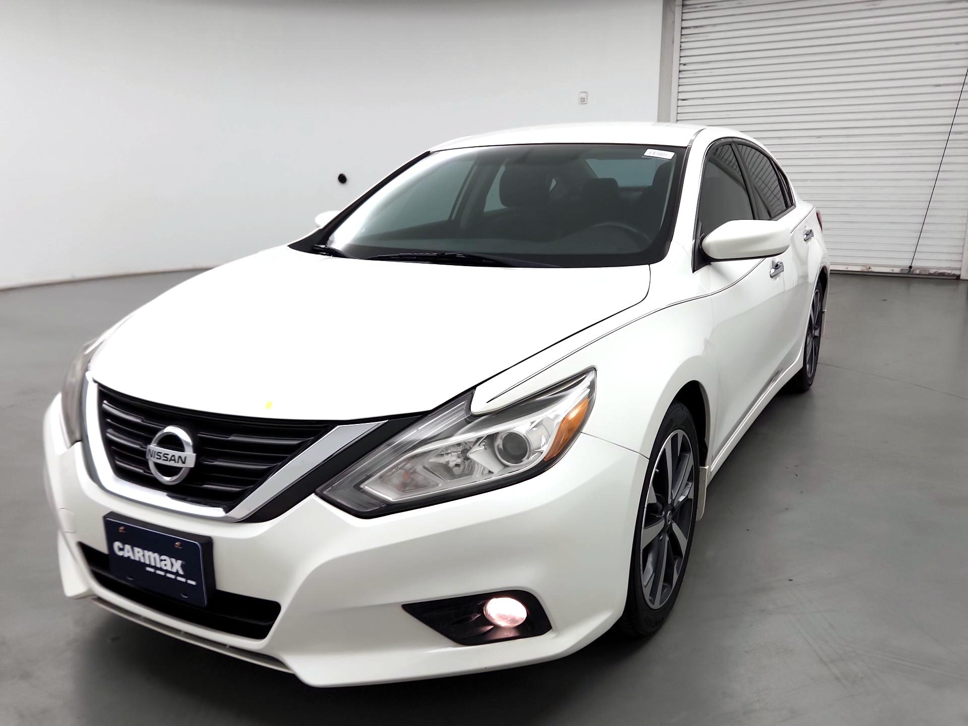 Thumbnail: 2017 Nissan Altima - 3
