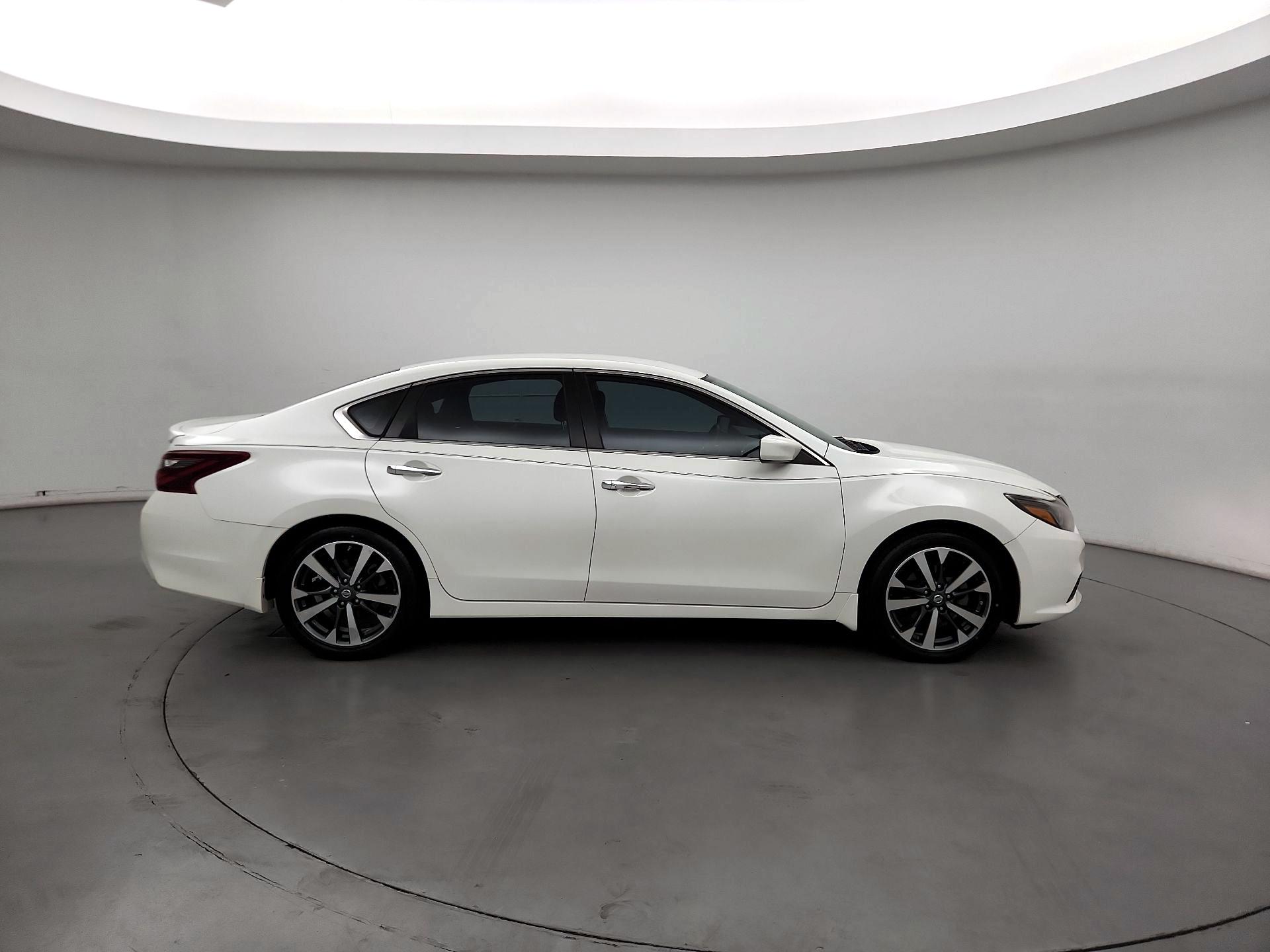 Thumbnail: 2017 Nissan Altima - 4