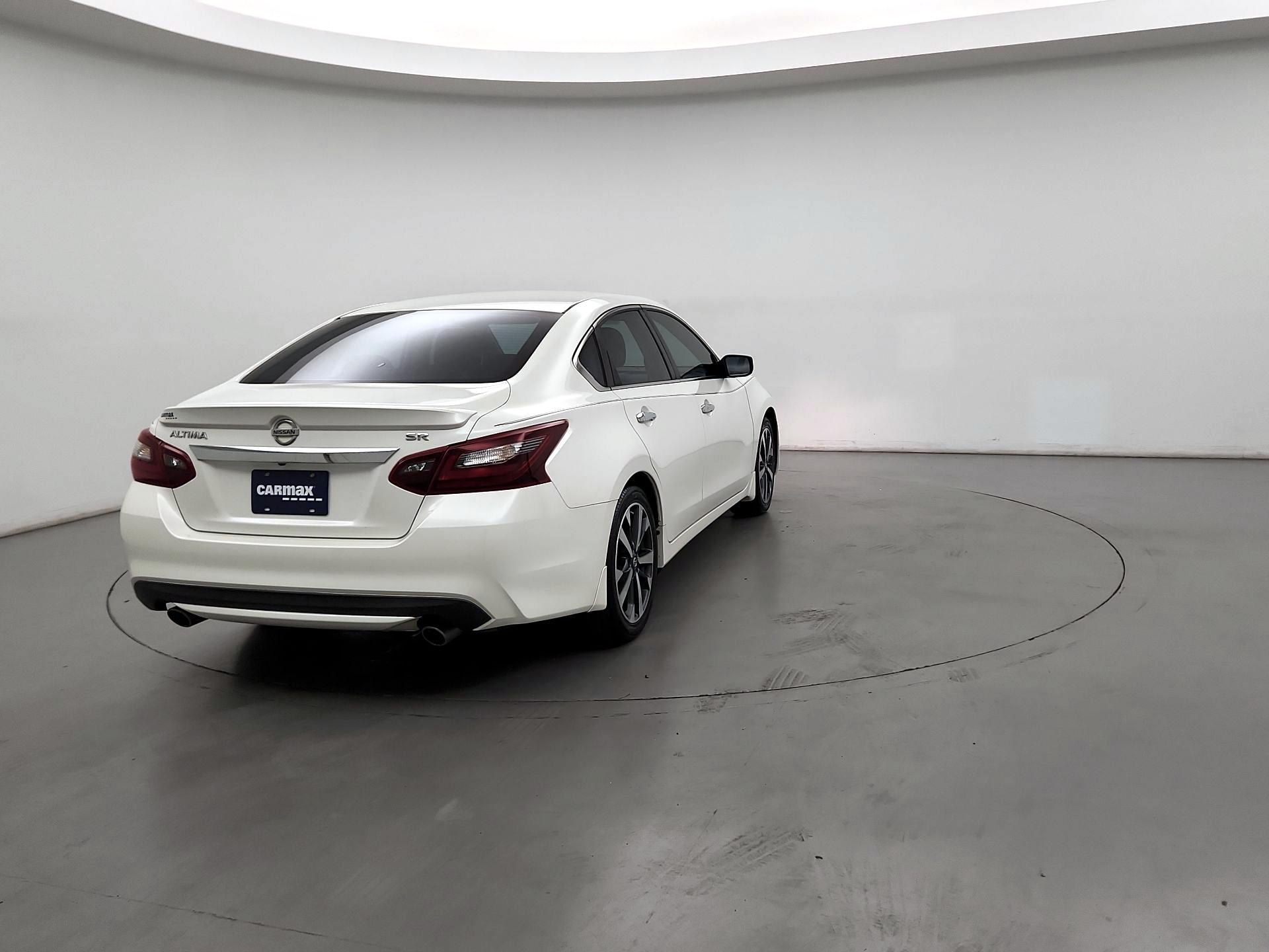 Thumbnail: 2017 Nissan Altima - 5