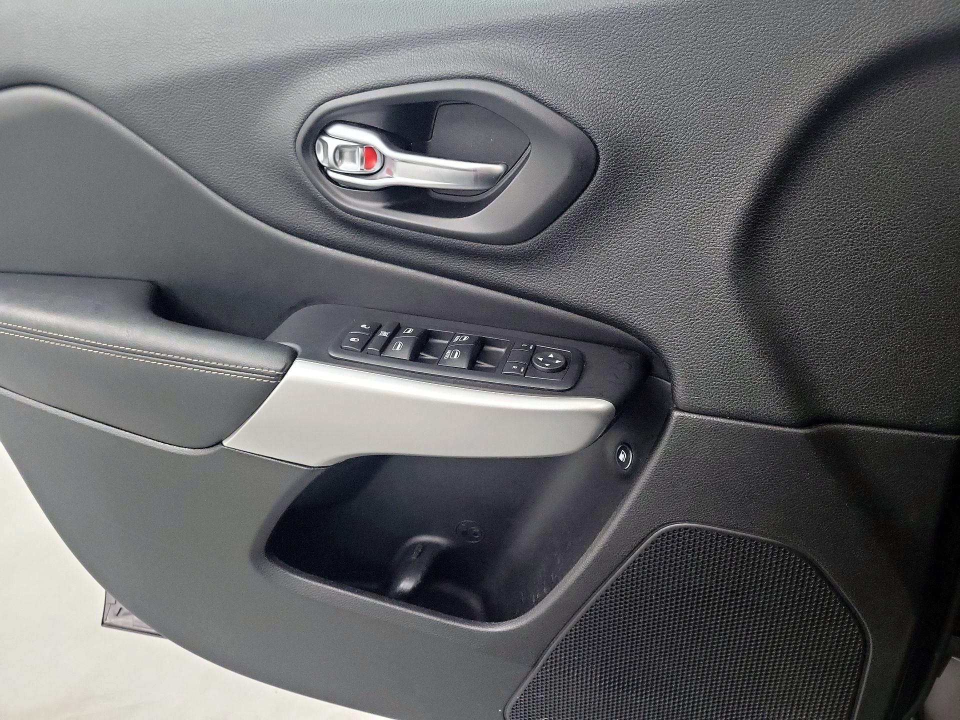 Thumbnail: 2018 Jeep Cherokee - 10