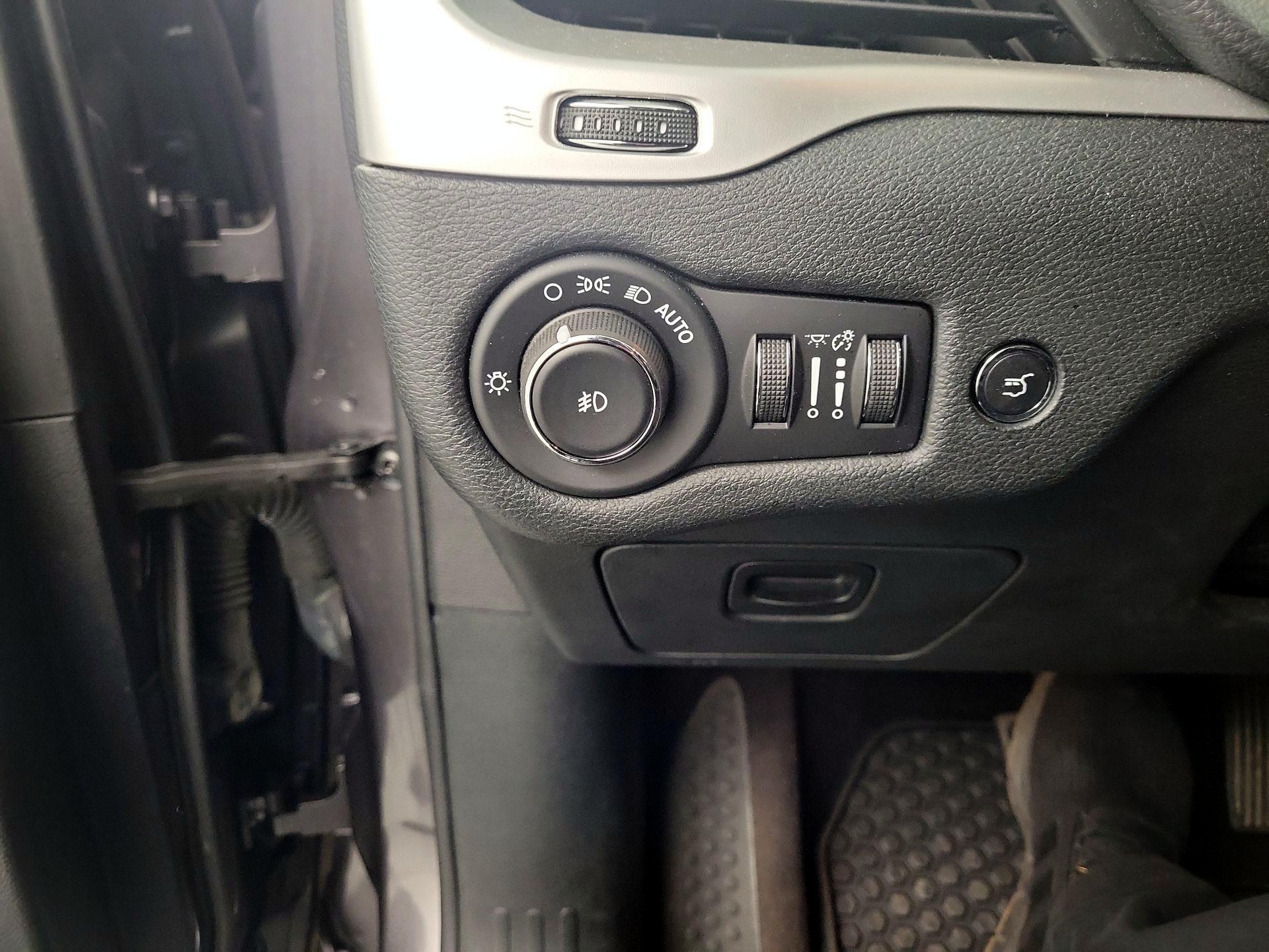 Thumbnail: 2018 Jeep Cherokee - 11