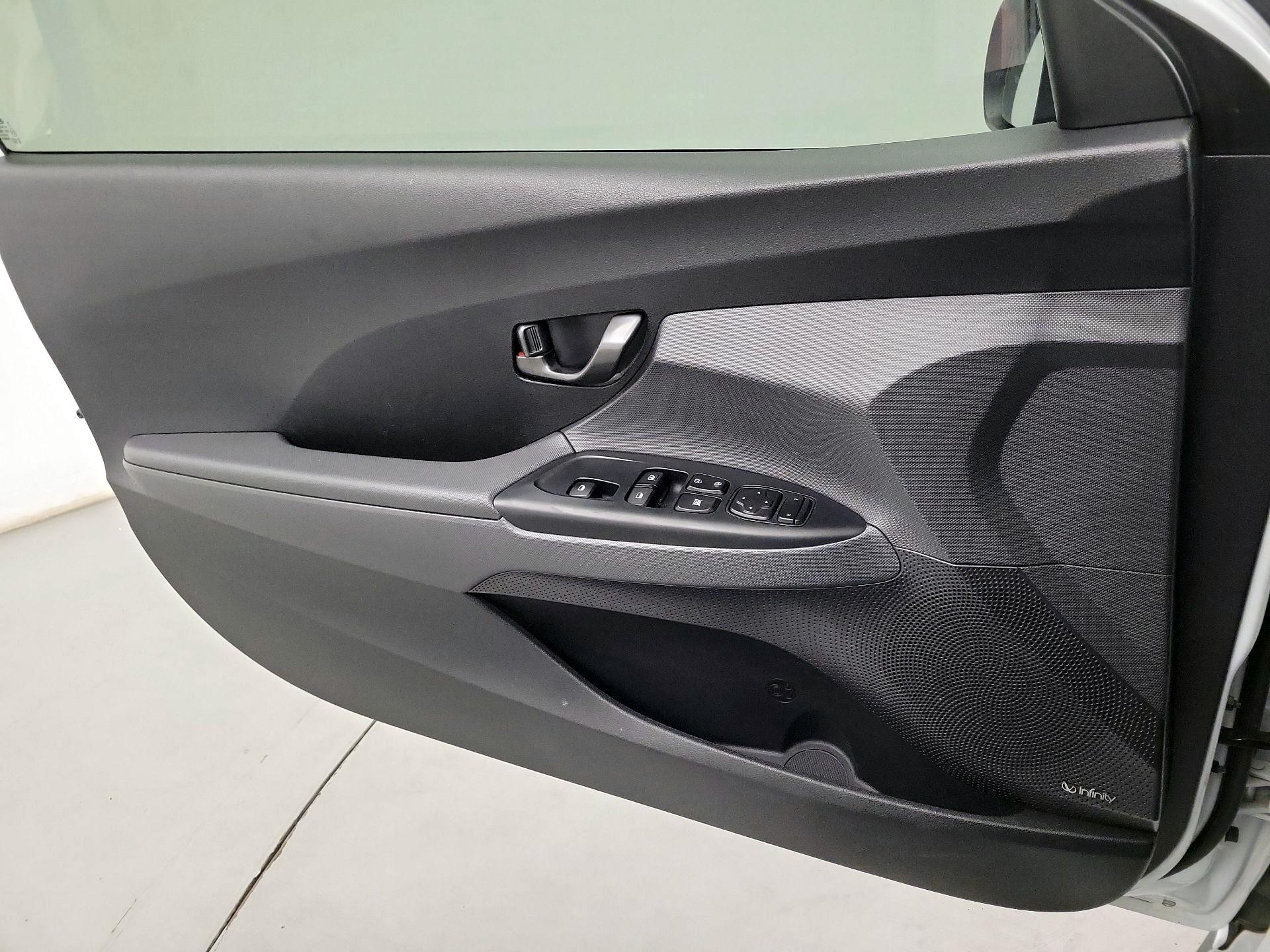 Thumbnail: 2020 Hyundai Veloster - 10