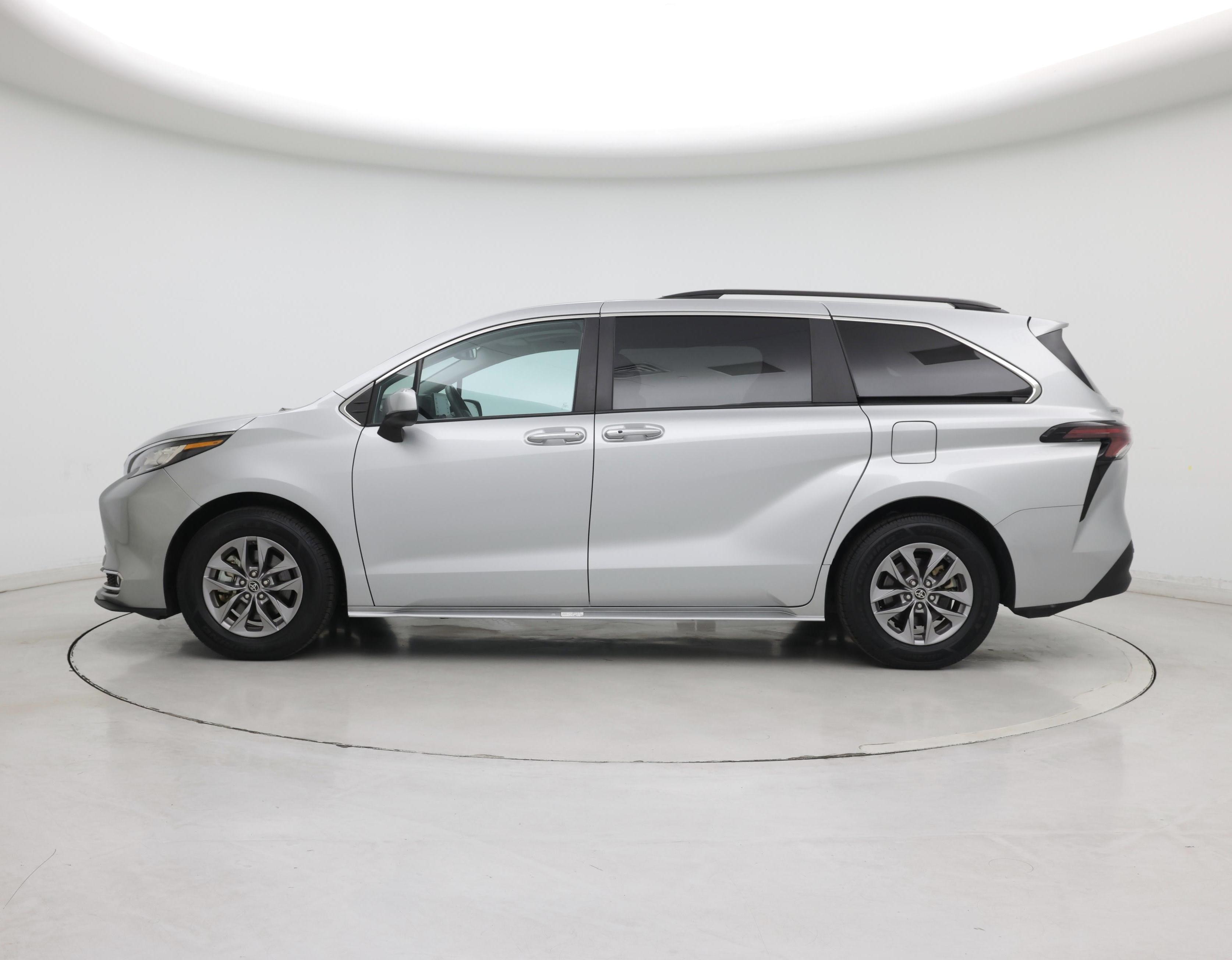 Thumbnail: 2023 Toyota Sienna - 3