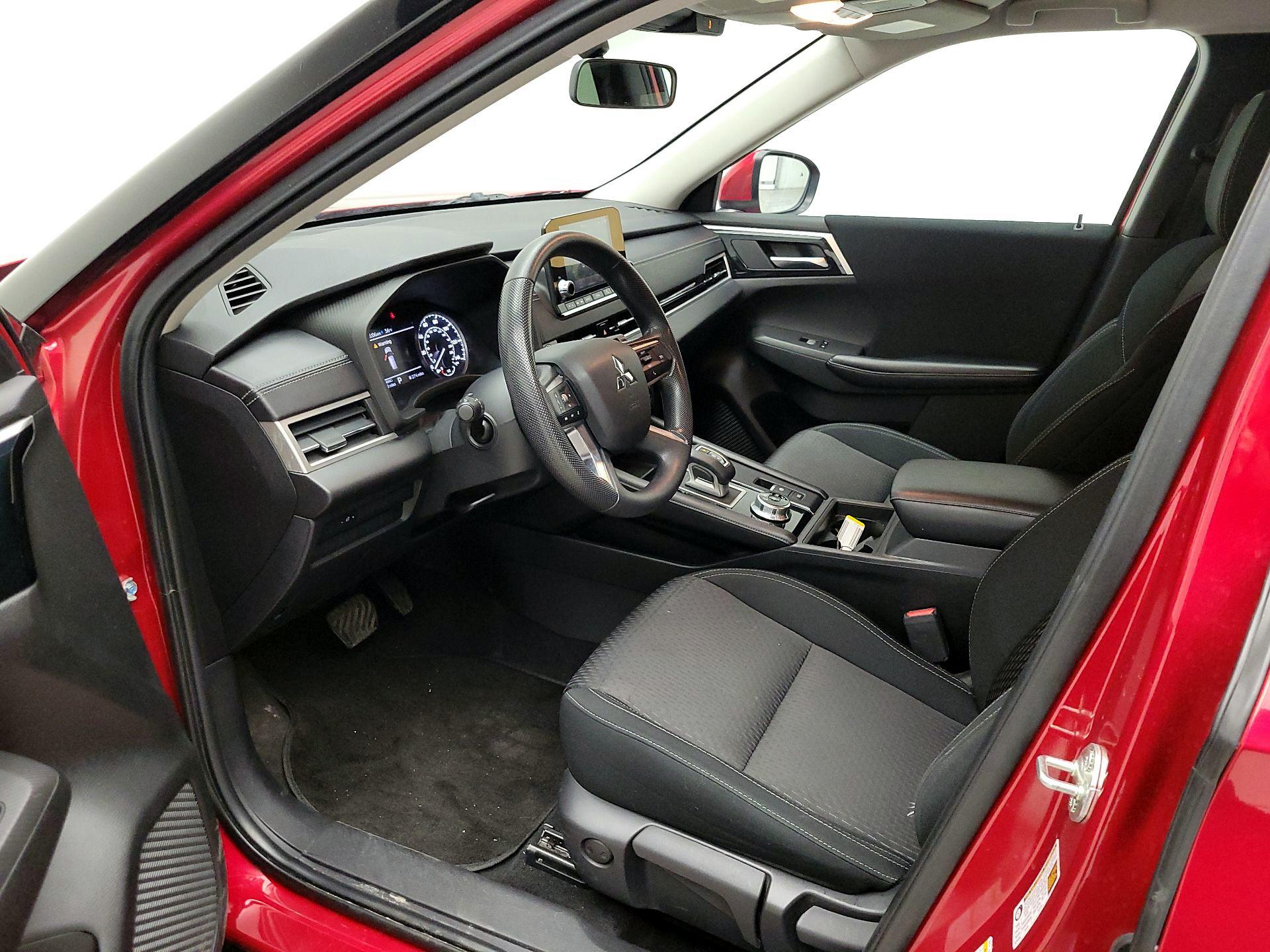 Thumbnail: 2022 Mitsubishi Outlander - 11