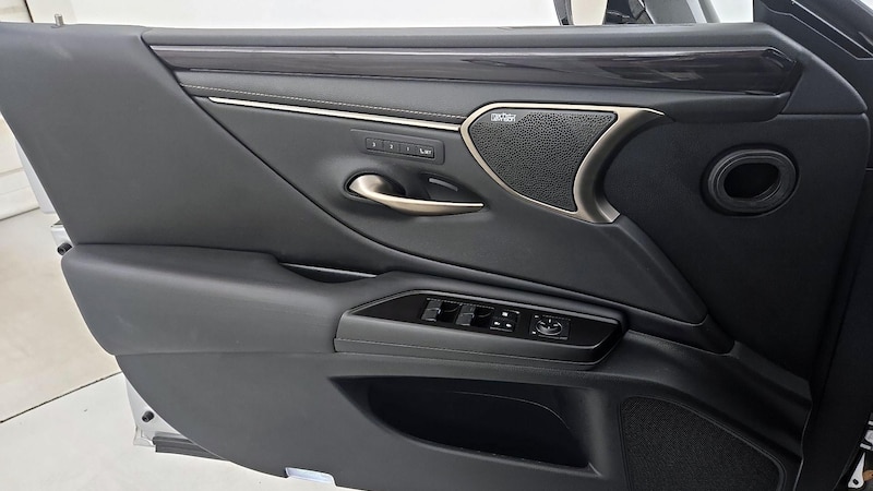 2019 Lexus ES  12