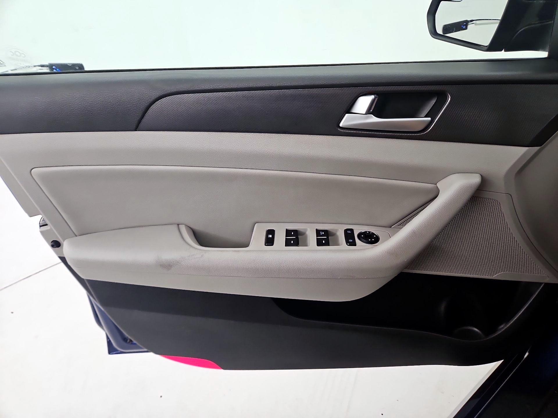 Thumbnail: 2015 Hyundai Sonata - 12