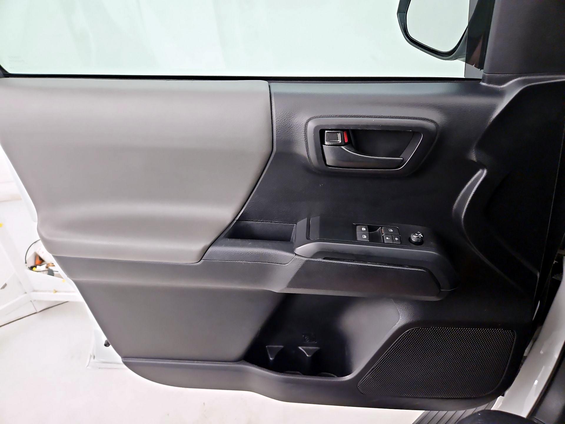 Thumbnail: 2019 Toyota Tacoma - 12