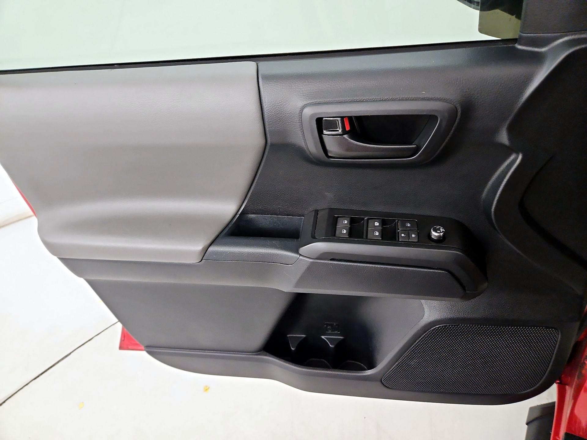 Thumbnail: 2018 Toyota Tacoma - 12
