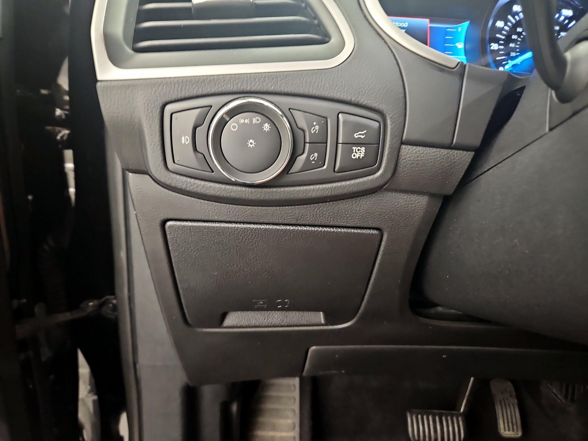Thumbnail: 2016 Ford Edge - 13