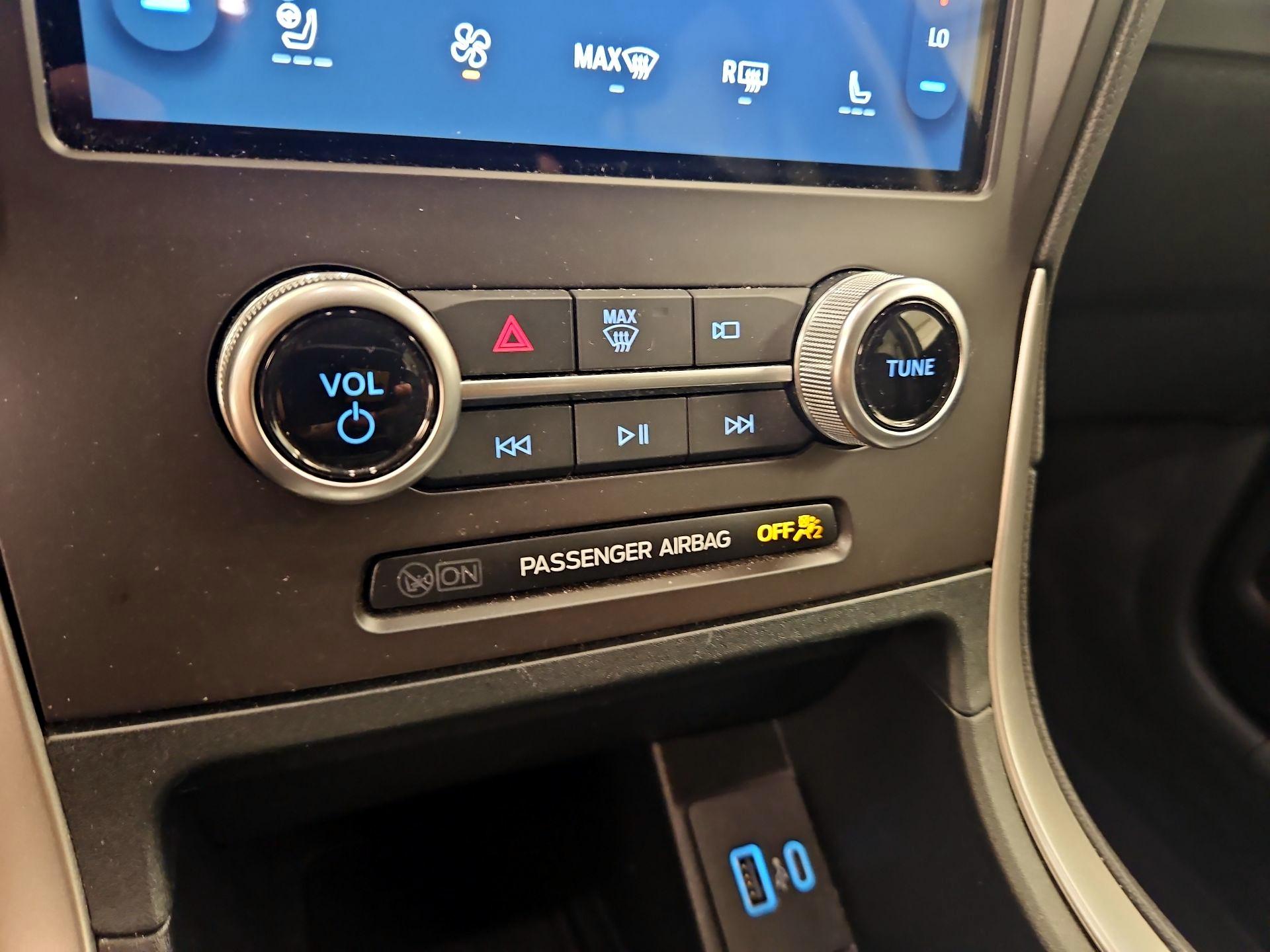 Thumbnail: 2016 Ford Edge - 16