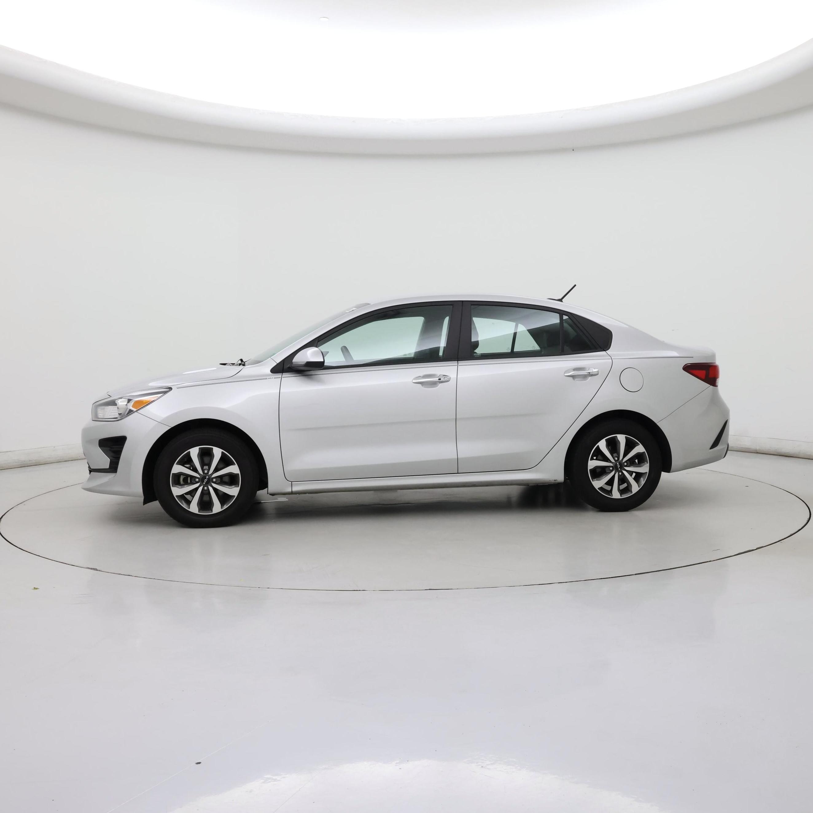 Thumbnail: 2022 Kia Rio - 3