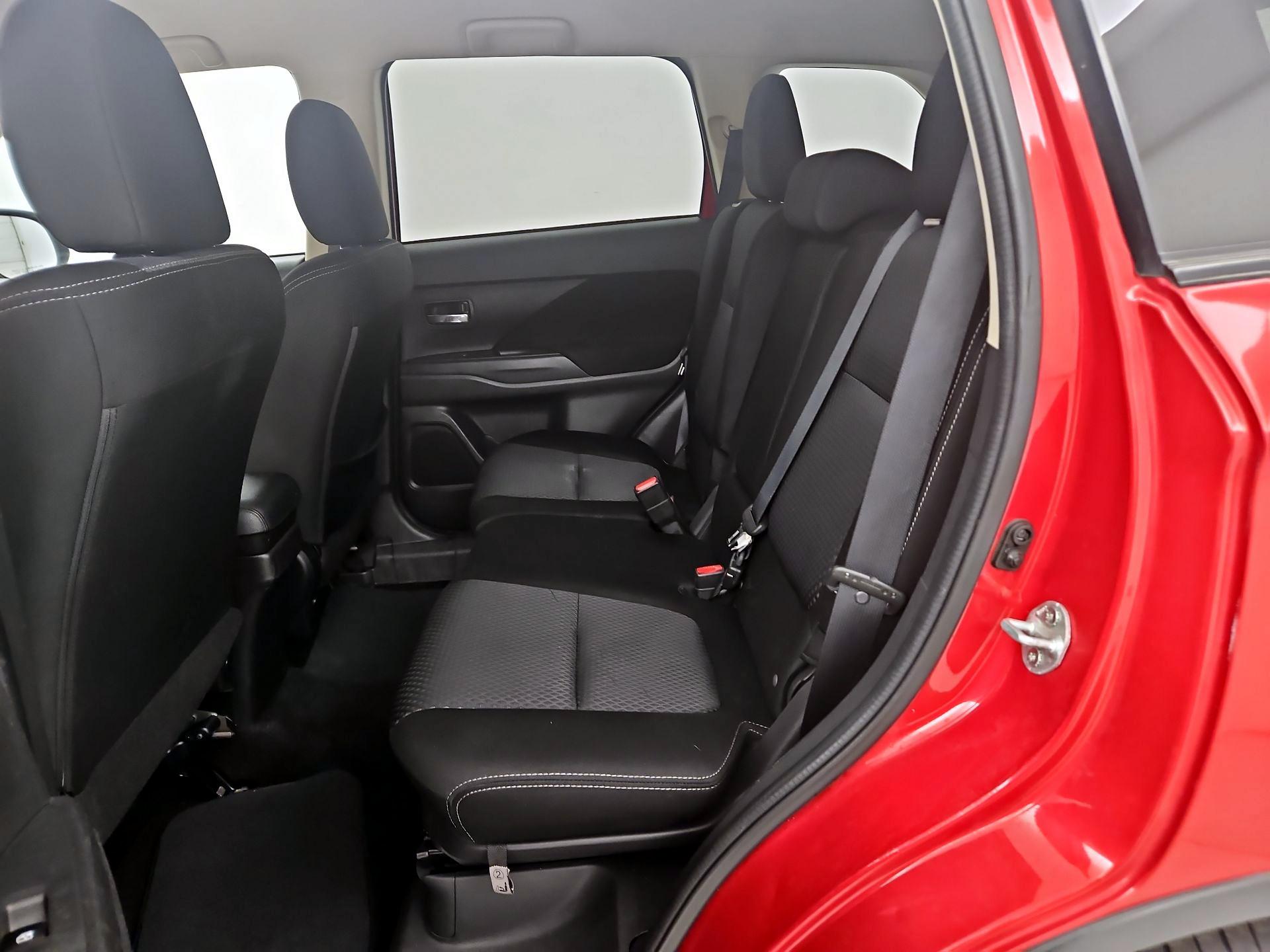 Thumbnail: 2018 Mitsubishi Outlander - 19