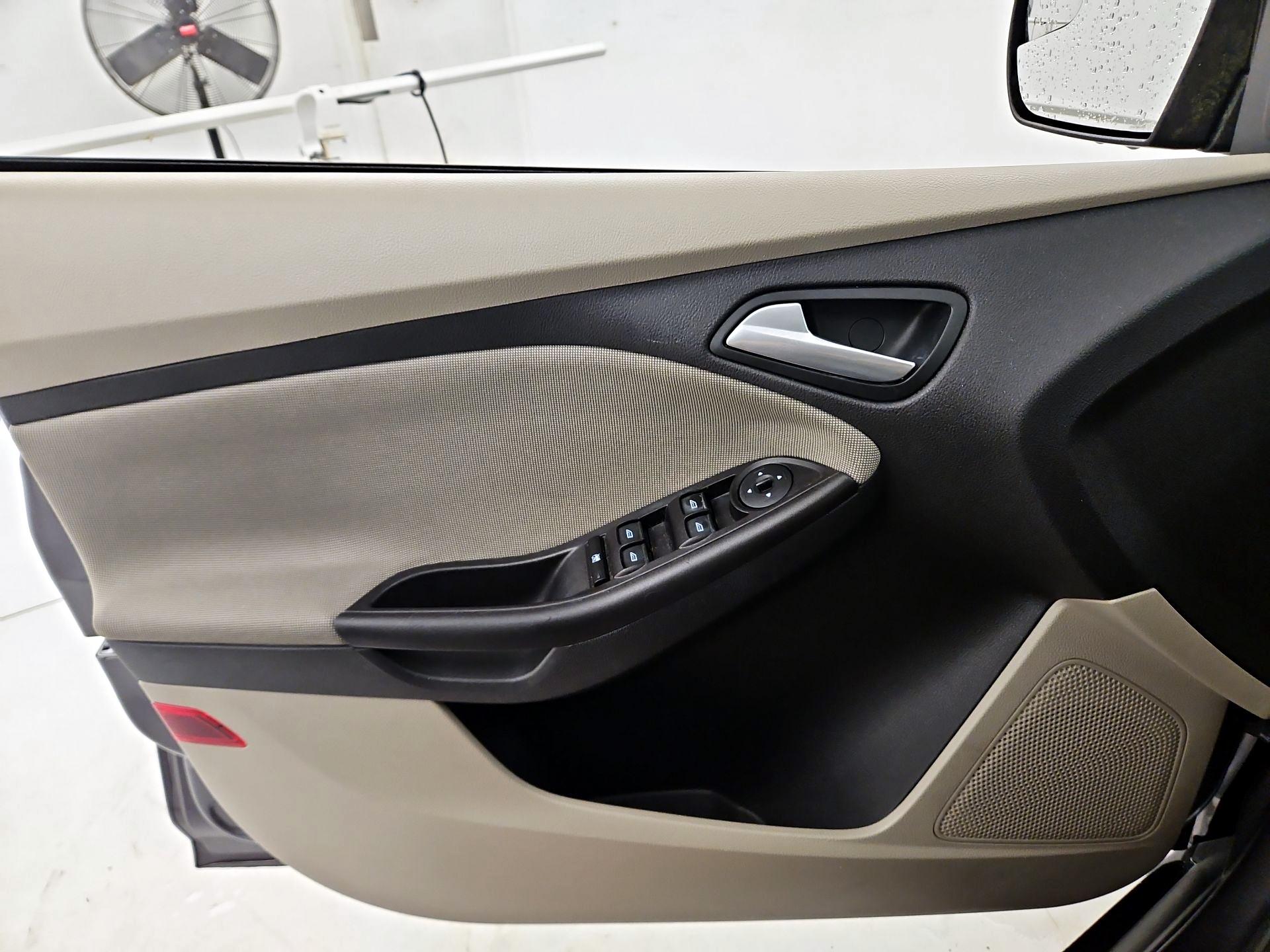 Thumbnail: 2014 Ford Focus - 12